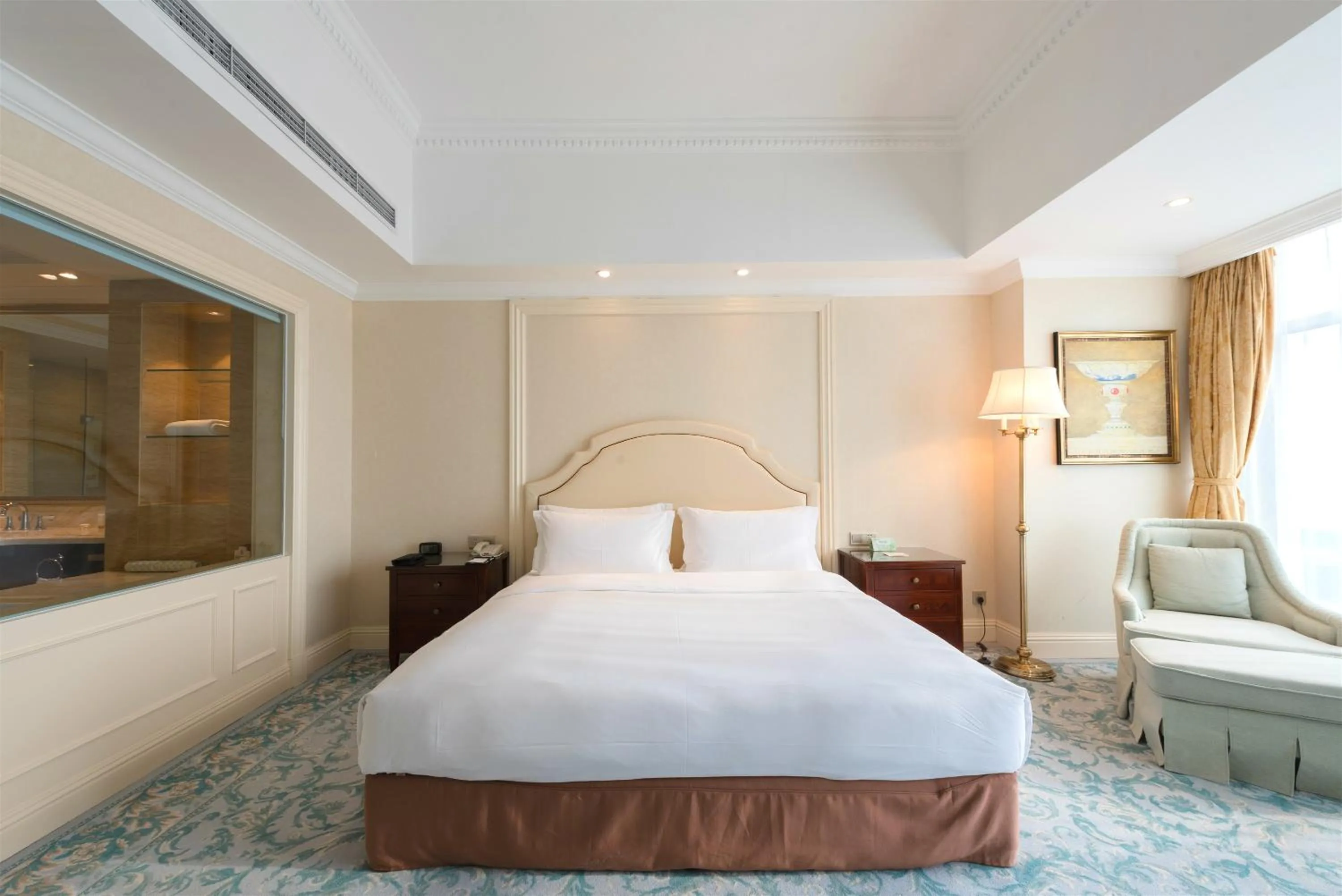 Bed in Qingdao Jinshi International Hotel