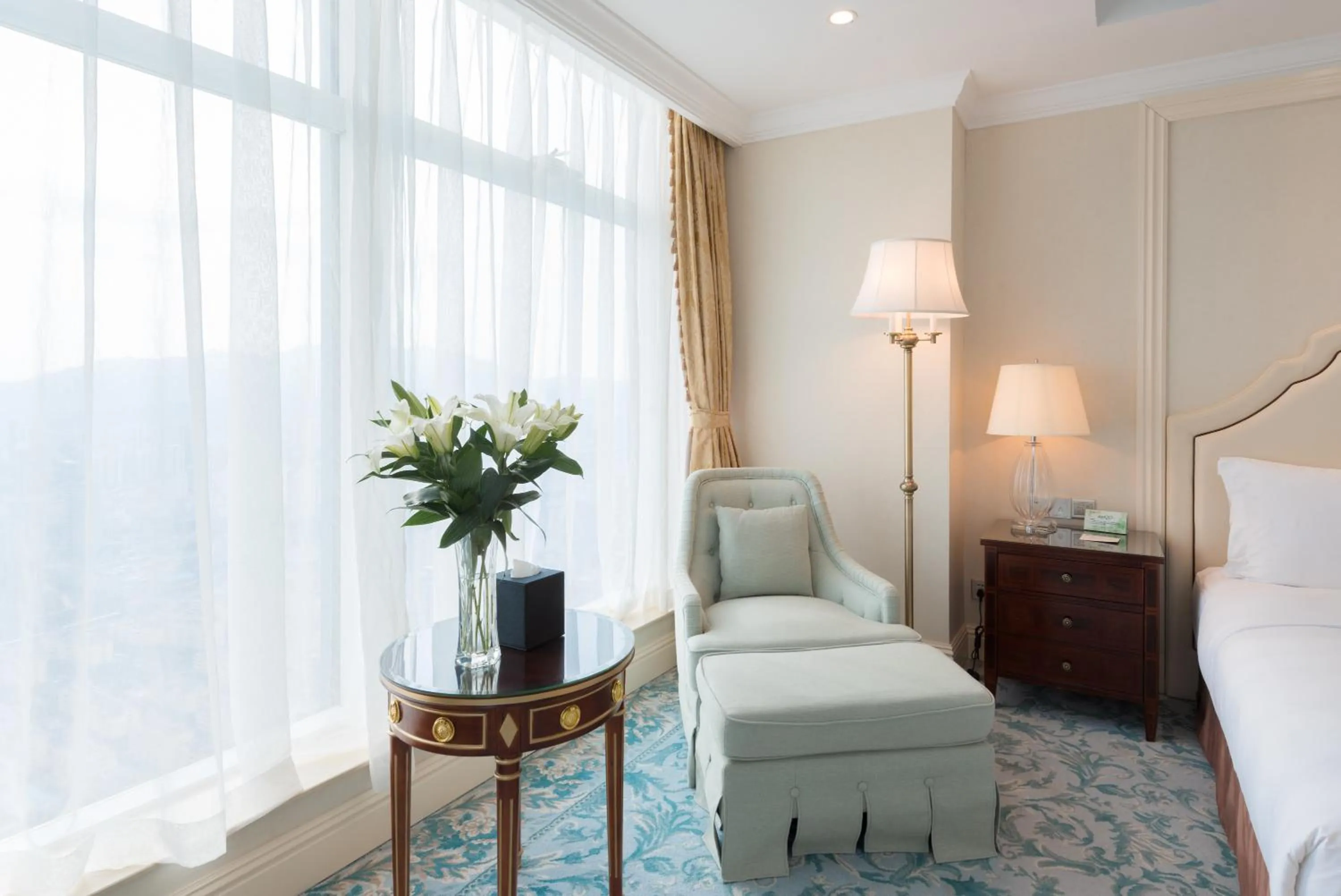 Seating area, Bed in Qingdao Jinshi International Hotel