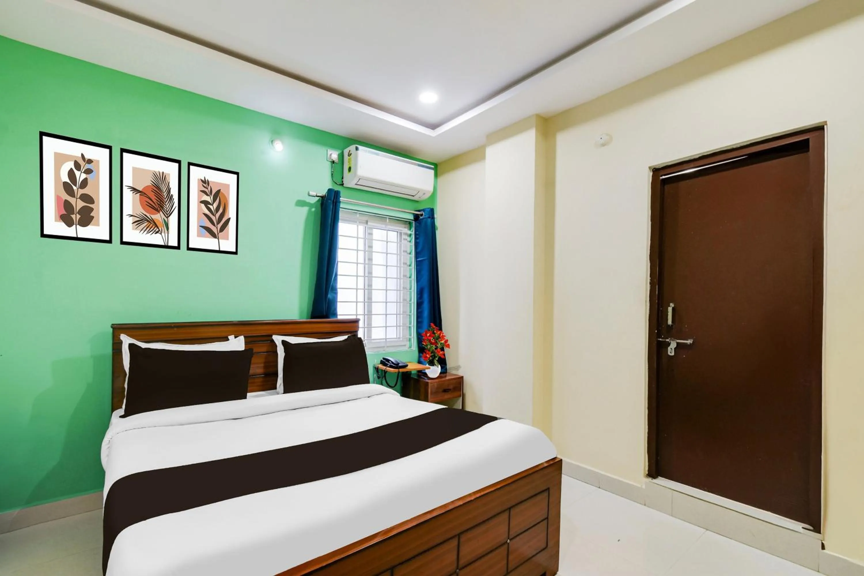Bedroom, Bed in Super Townhouse Hitech City Madhapur