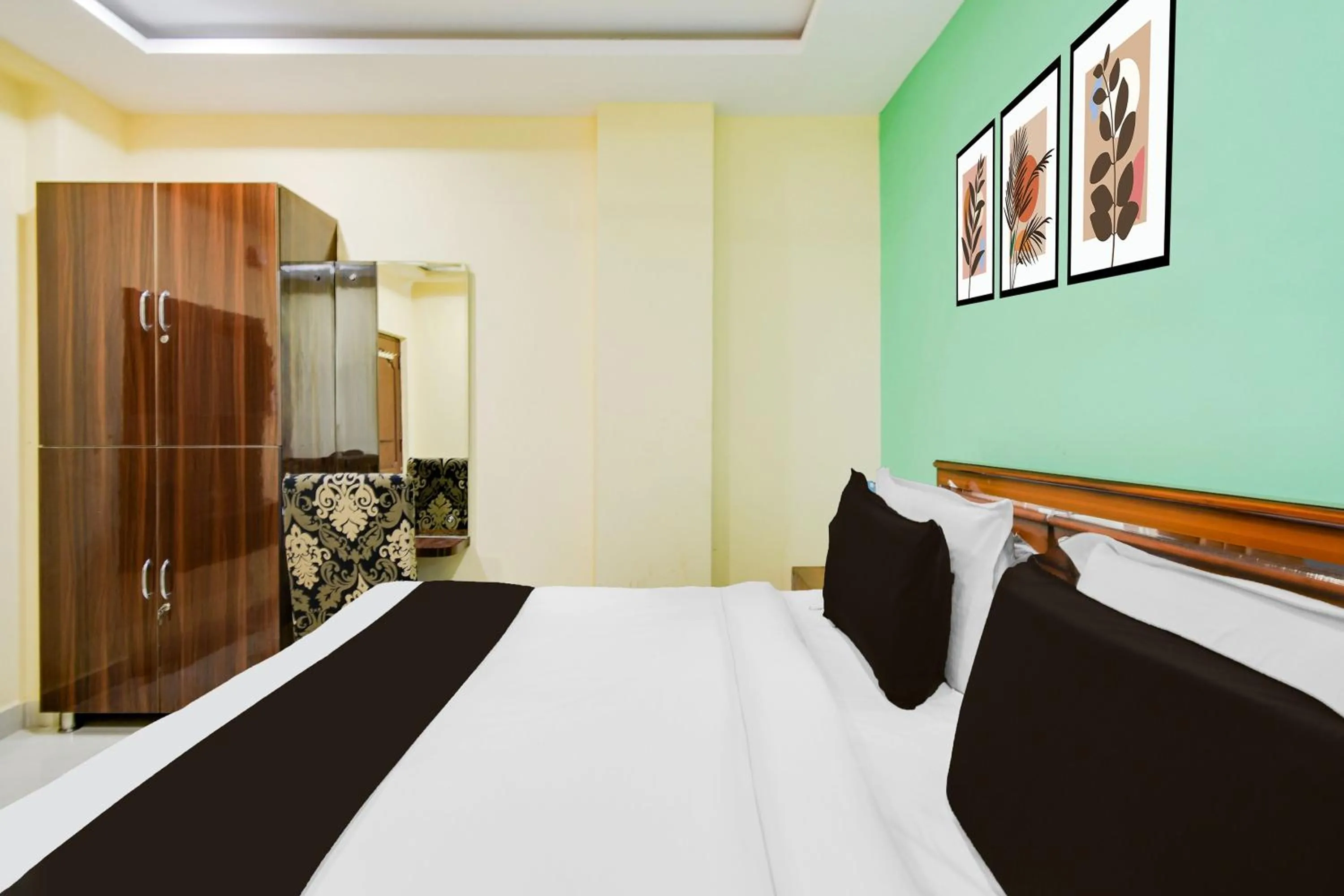 Bedroom, Bed in Super Townhouse Hitech City Madhapur