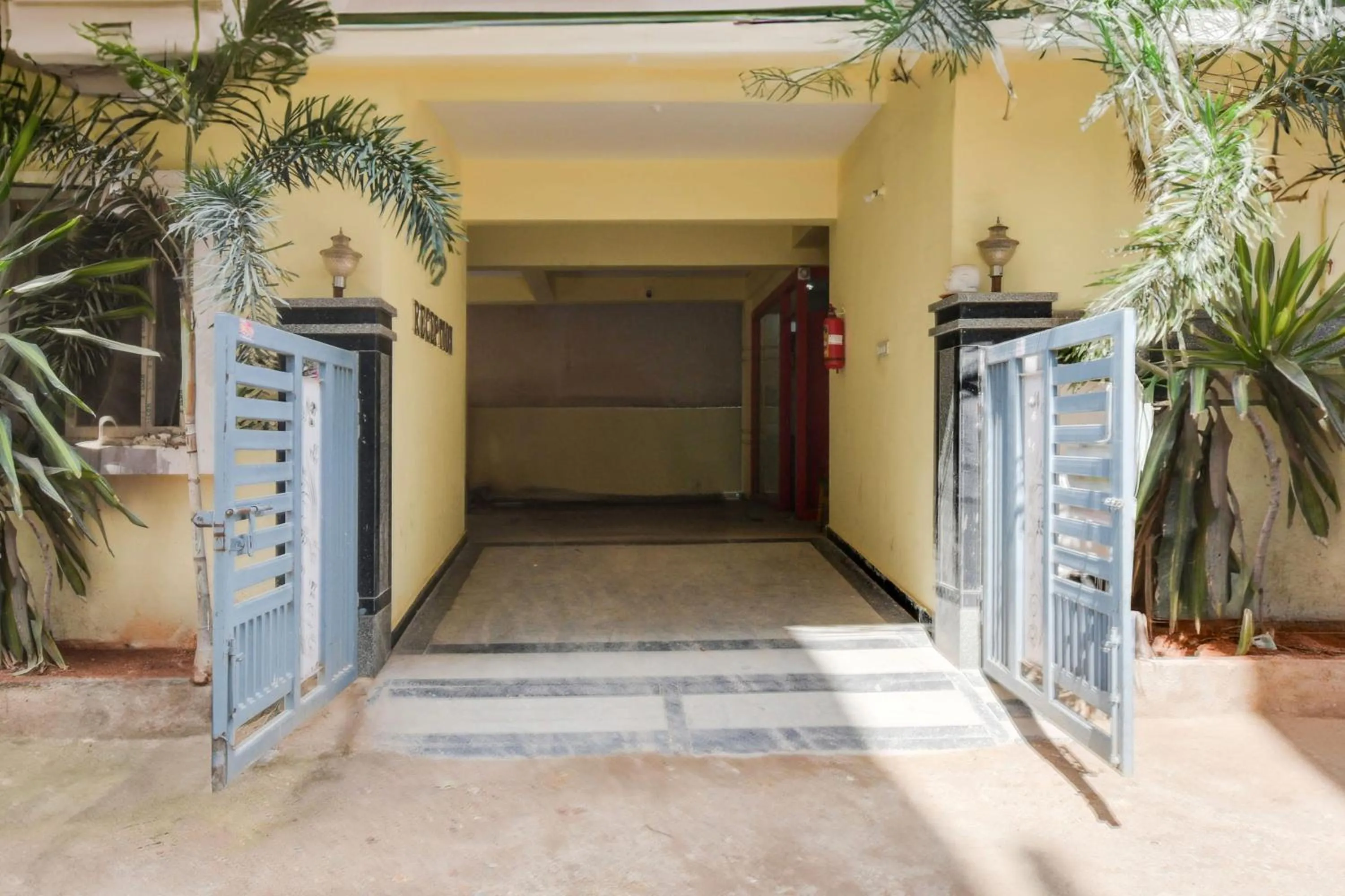 Facade/entrance in Super Townhouse Hitech City Madhapur