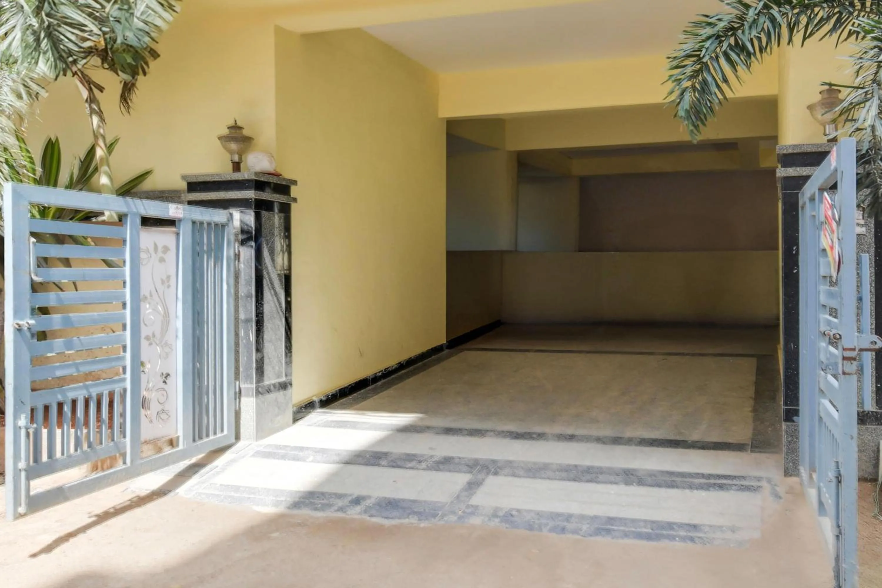 Facade/entrance in Super Townhouse Hitech City Madhapur