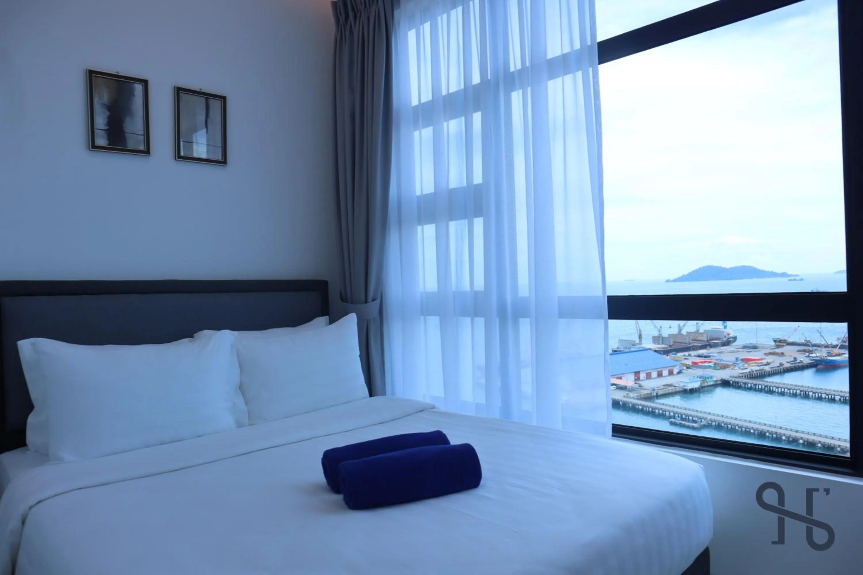 Bed in Homesuite' Home at Jesselton Quay