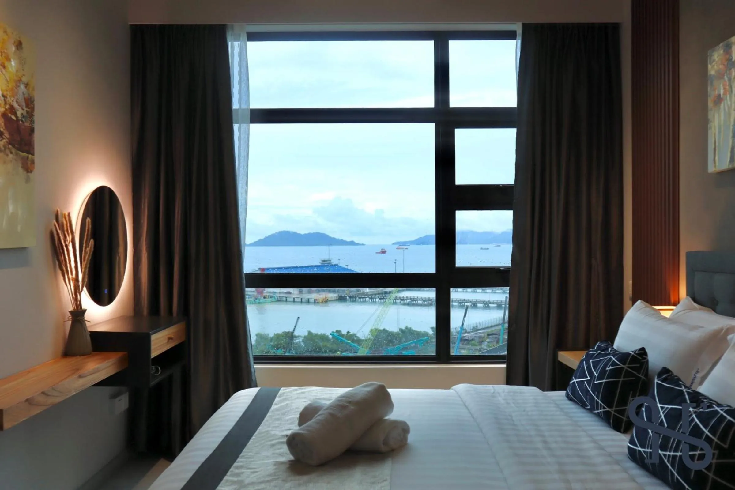 Bed in Homesuite' Home at Jesselton Quay