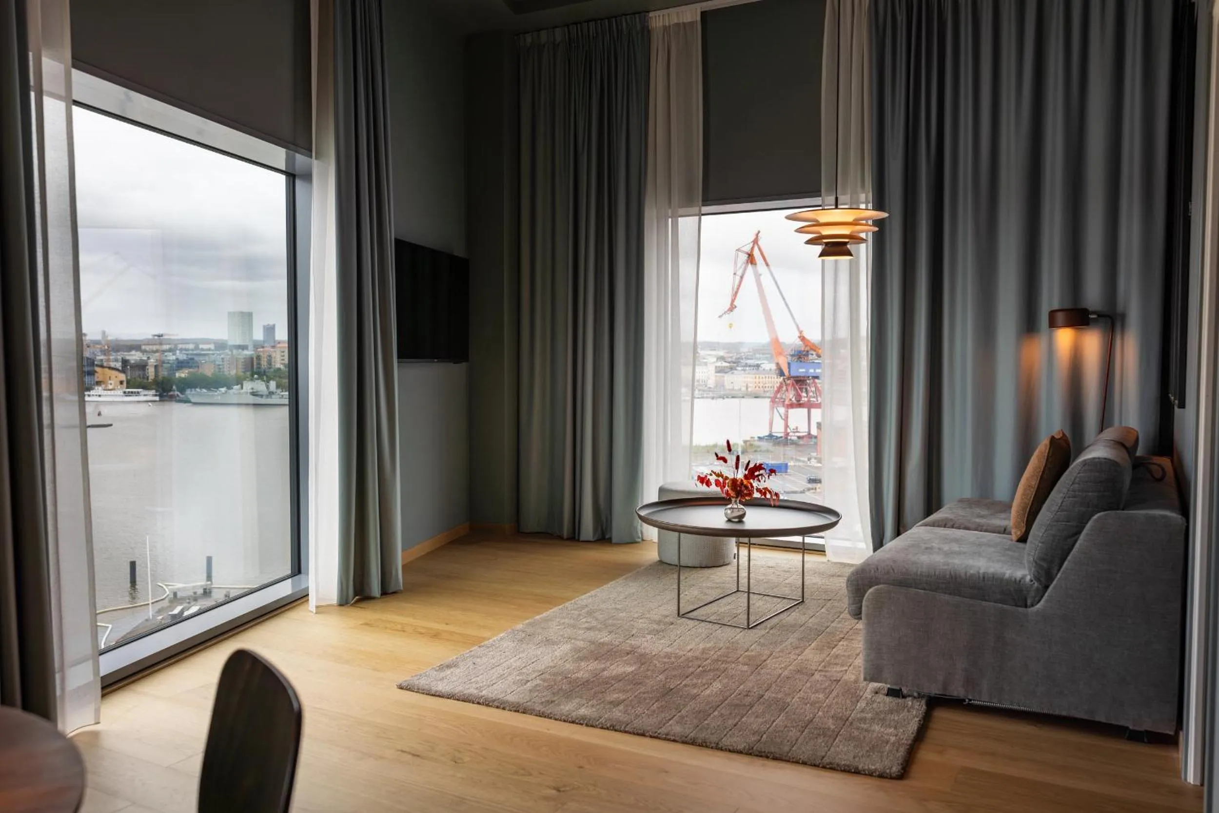 TV and multimedia in Clarion Hotel The Pier