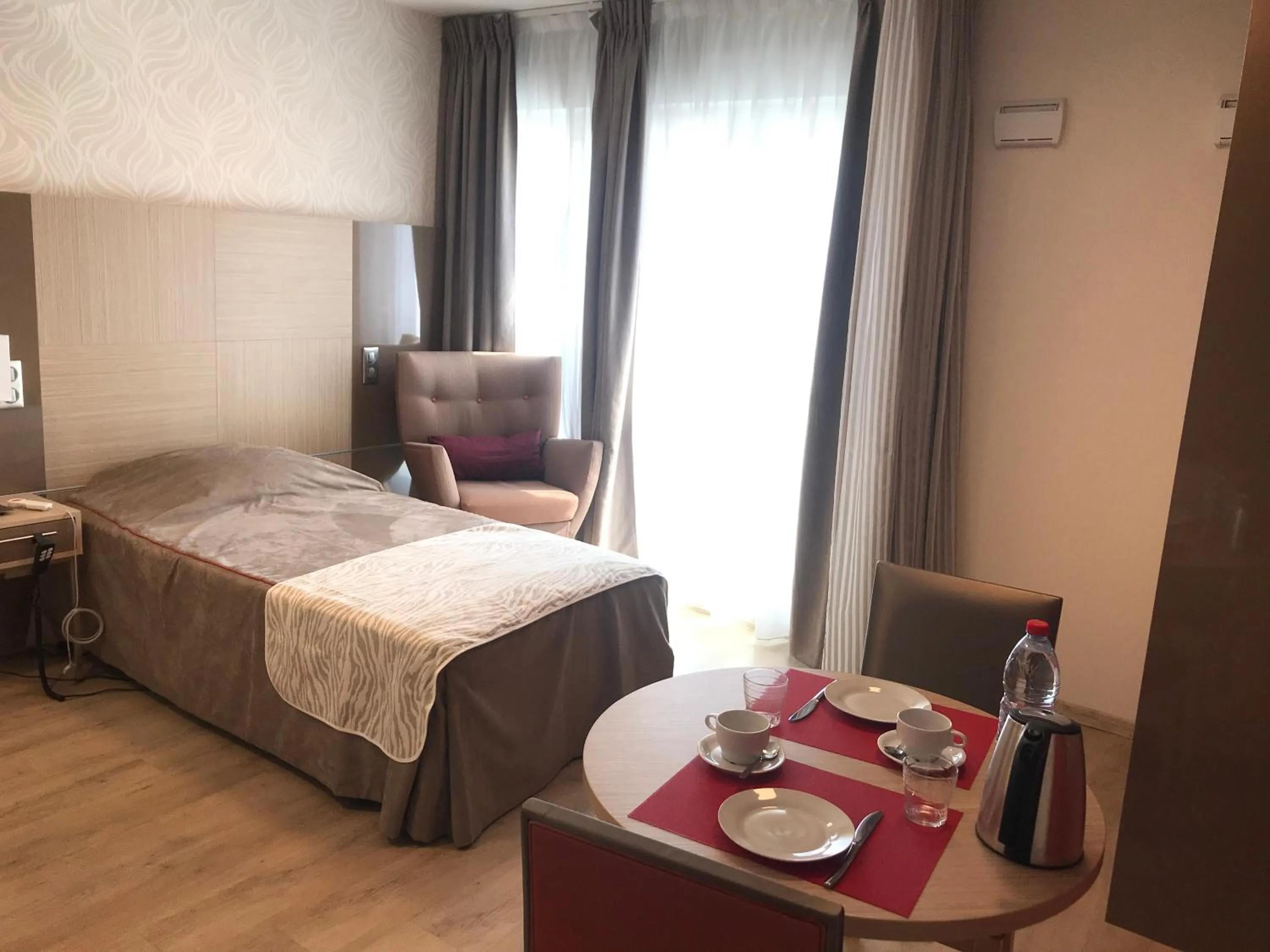 ZENAO MONTREUIL- Croix de Chavaux