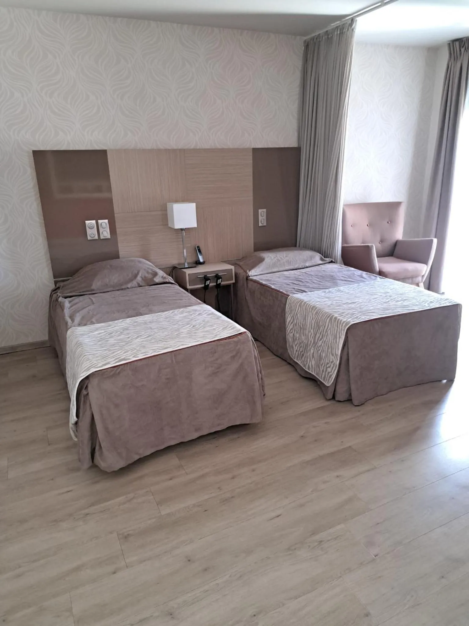 Bed in ZENAO MONTREUIL- Croix de Chavaux