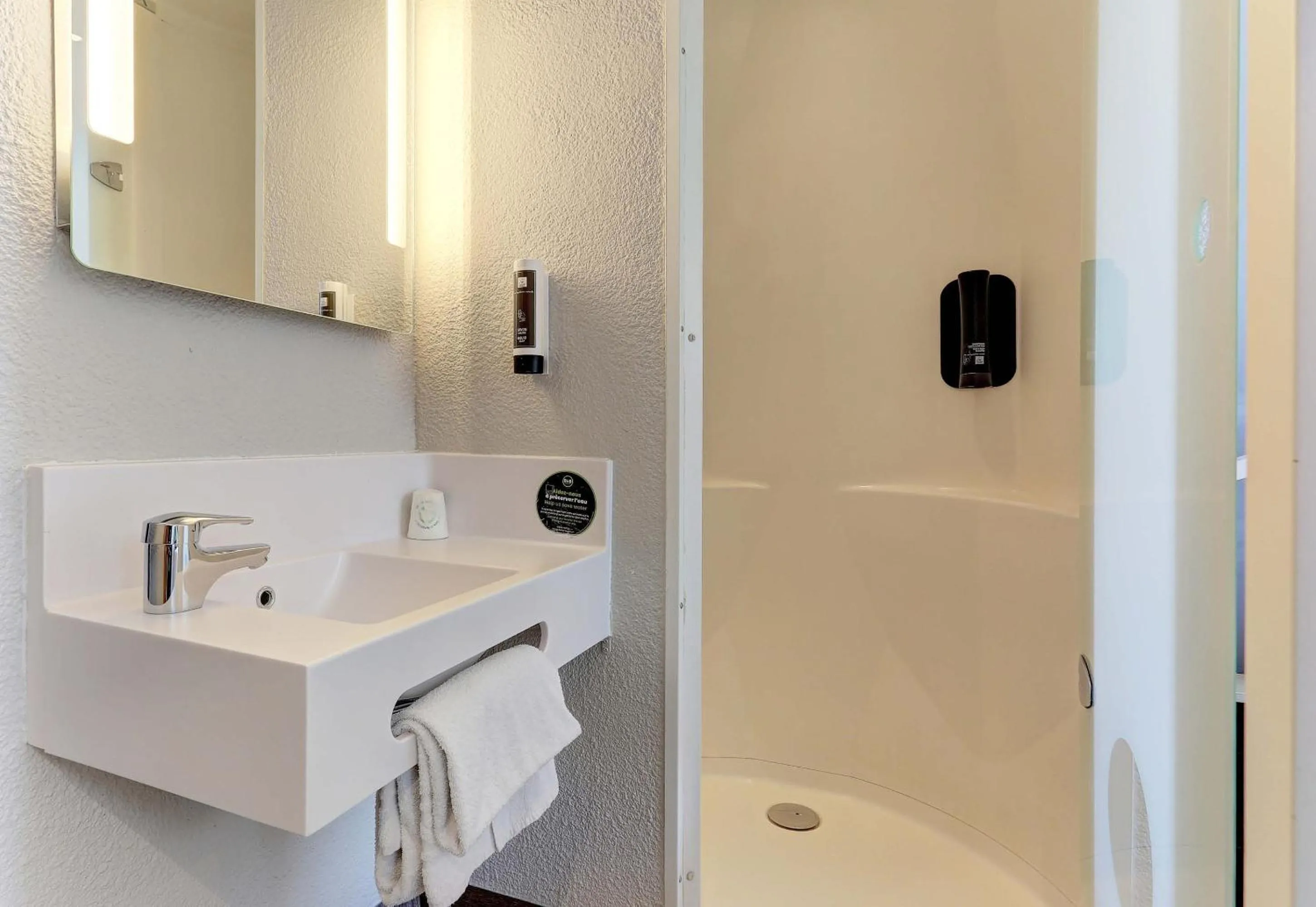 Shower in B&B HOTEL Châlons-en-Champagne