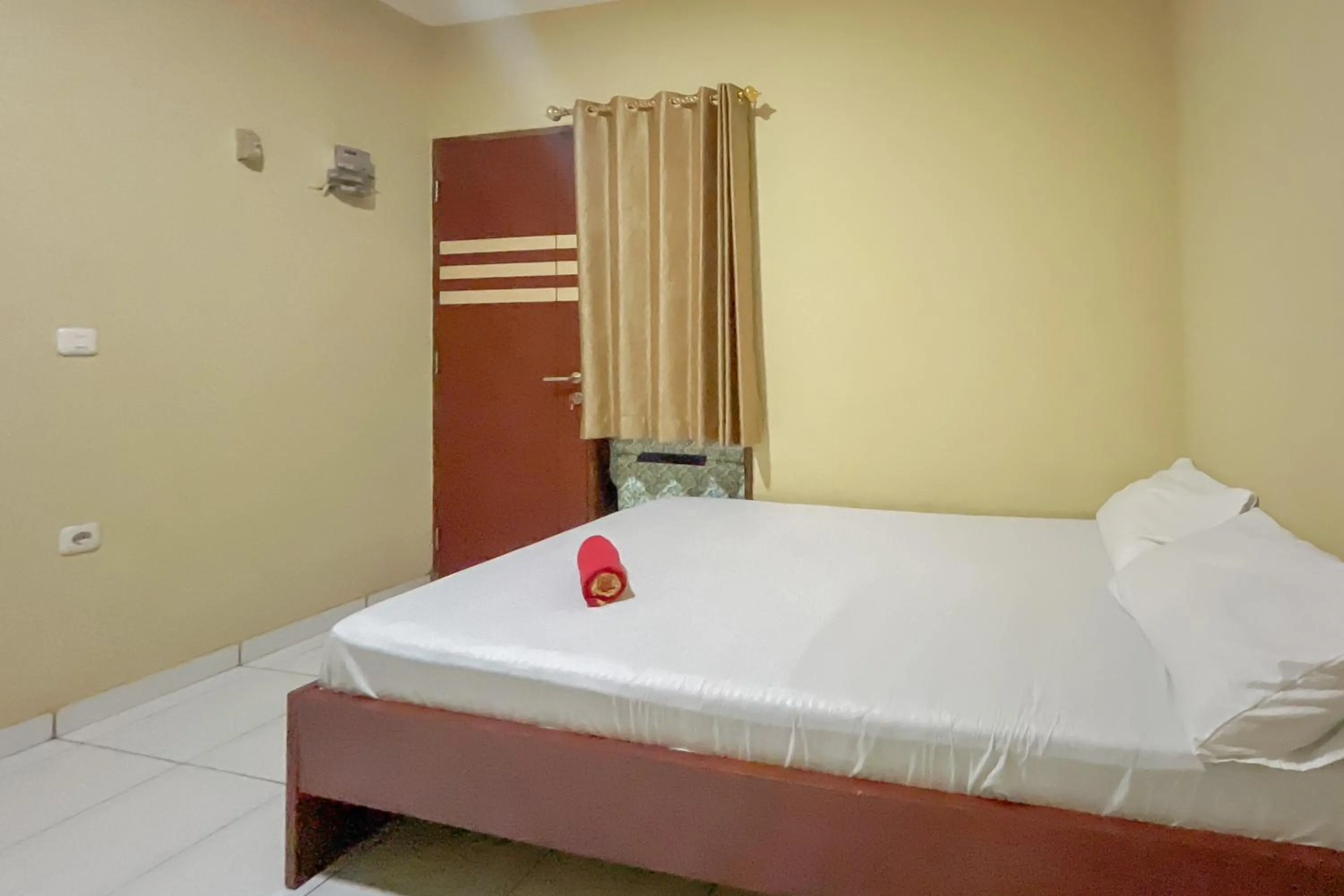 Bedroom, Bed in RedDoorz near Tegalega Park 2