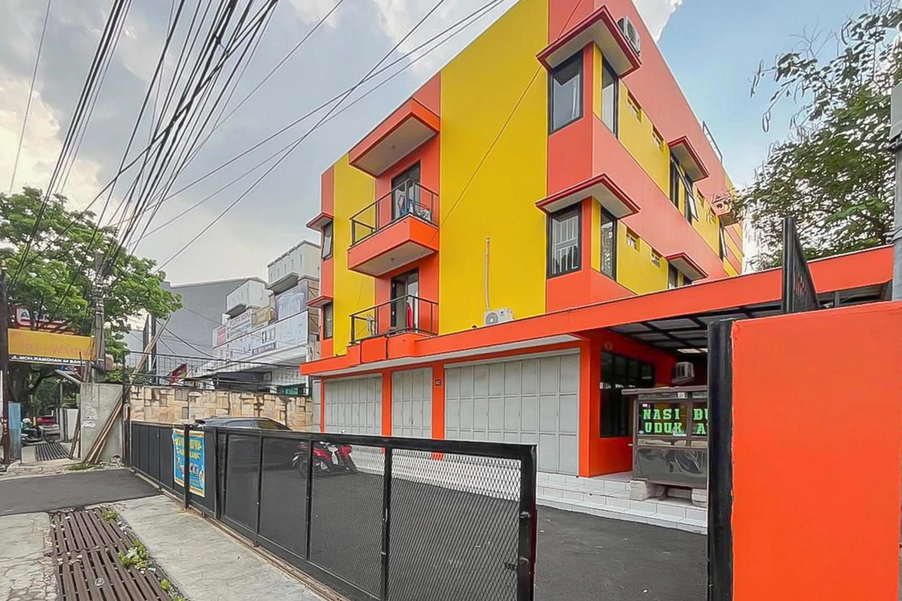 Facade/entrance in RedDoorz near Tegalega Park 2