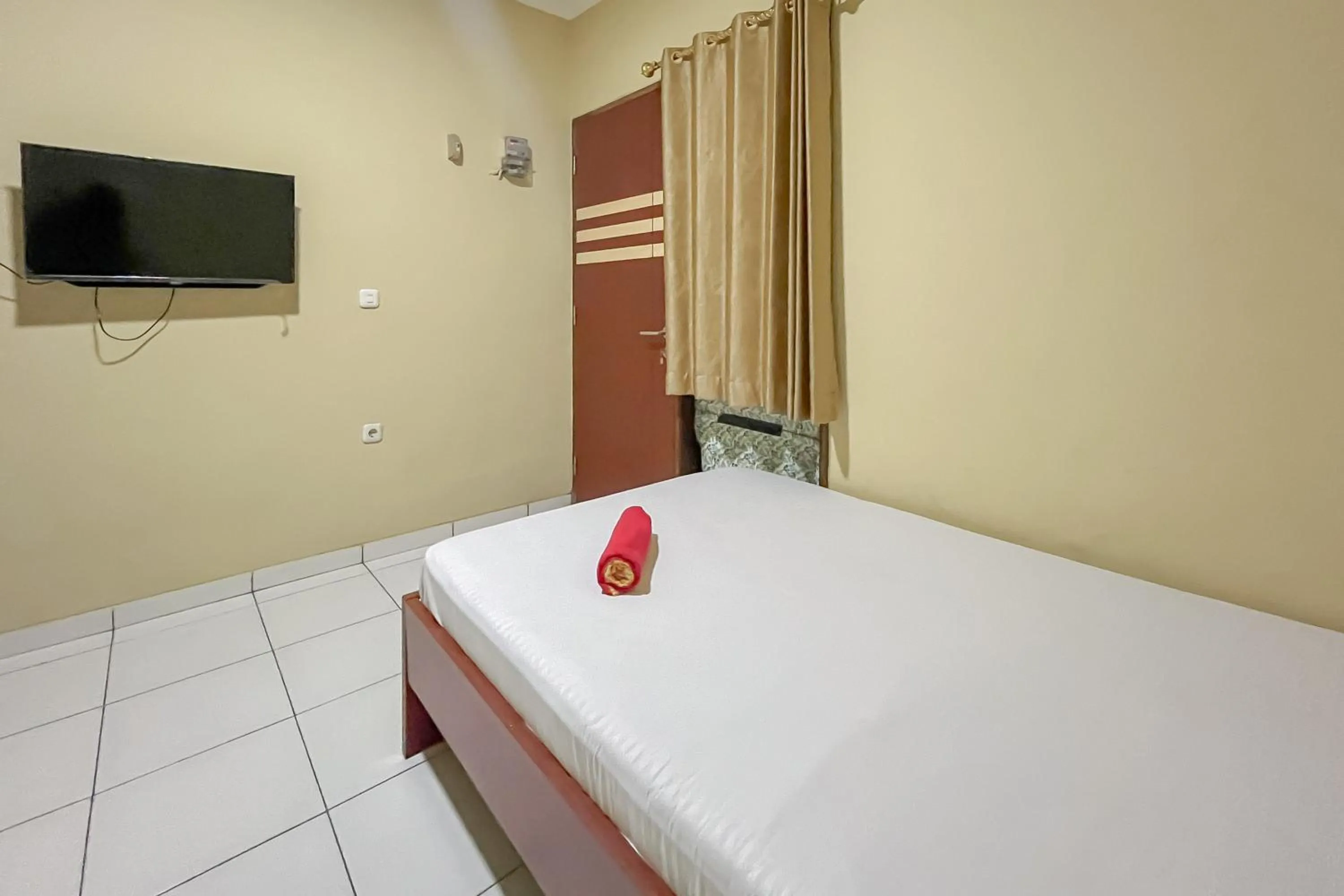 Bedroom, Bed in RedDoorz near Tegalega Park 2