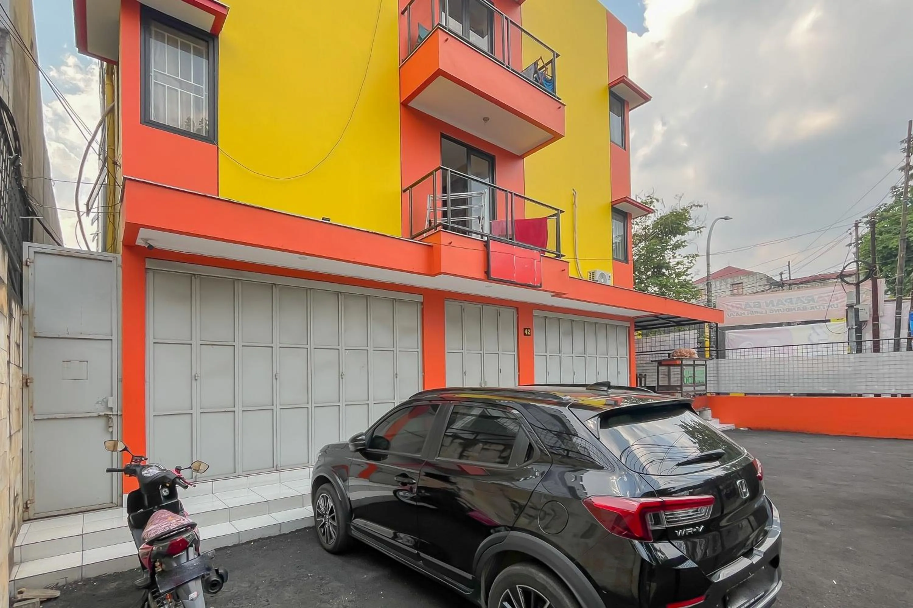 Facade/entrance in RedDoorz near Tegalega Park 2