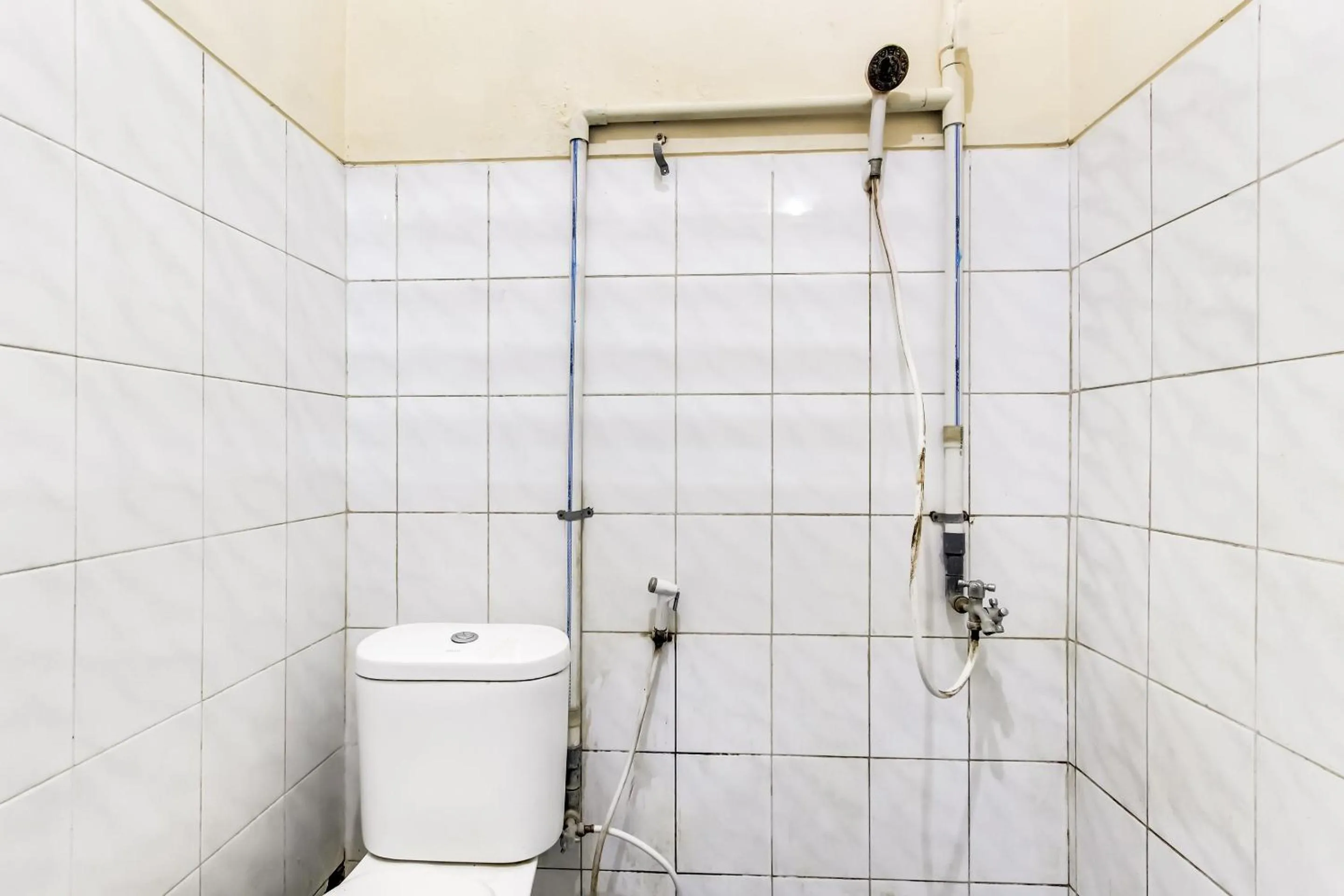 Bathroom in OYO Life 91374 Asia Stay Semarang Syariah