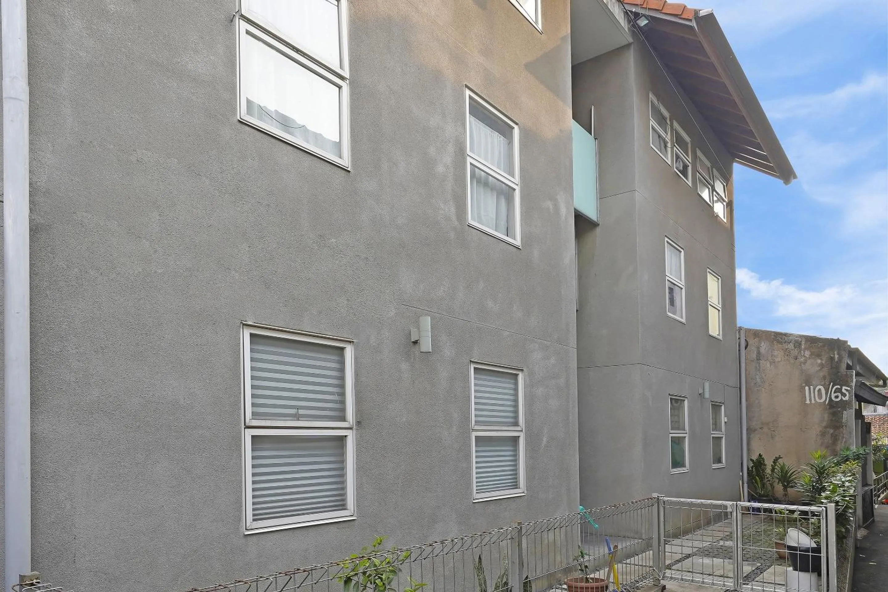 Facade/entrance in SPOT ON 91394 Pondok Paskal Syariah