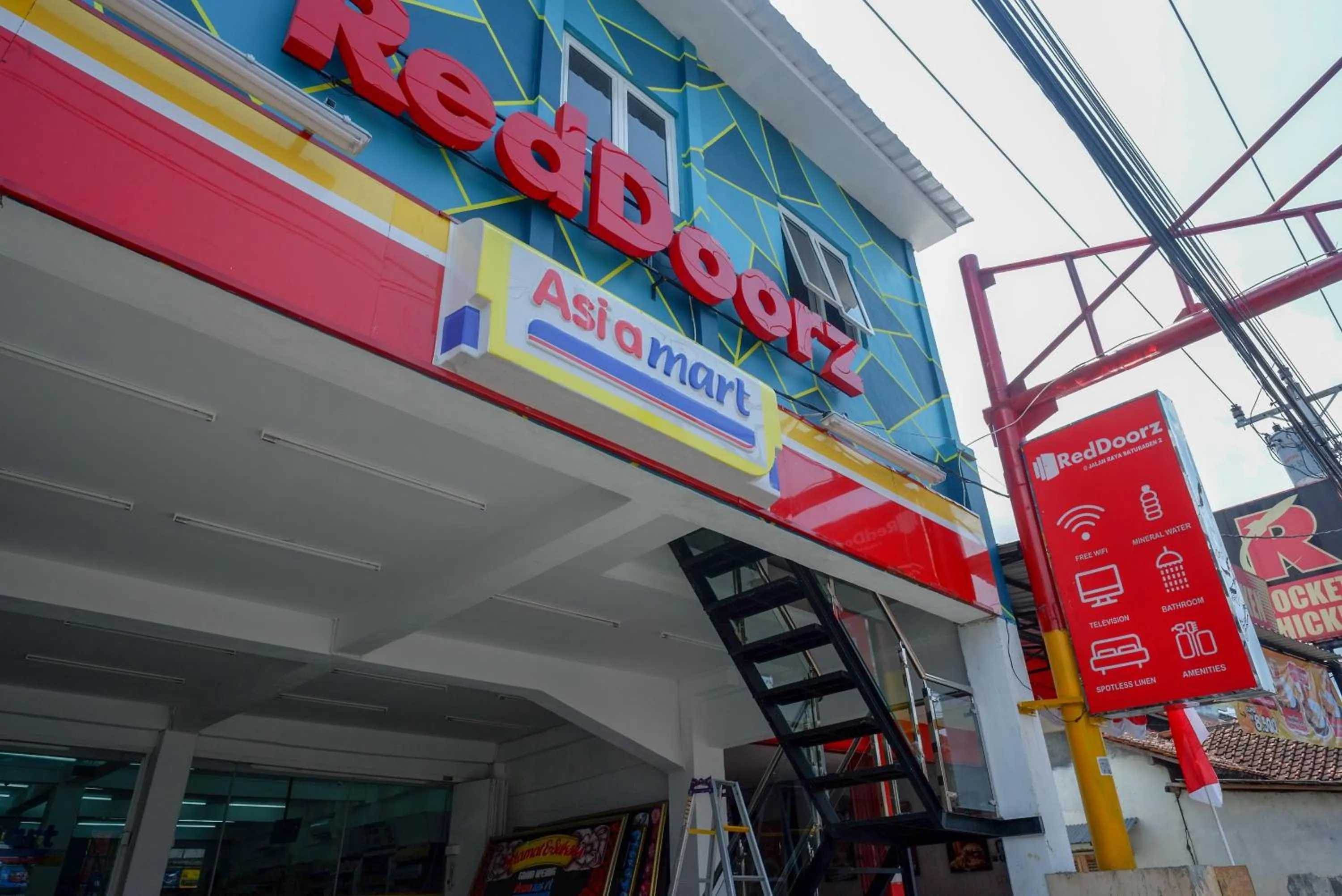 Property logo or sign in RedDoorz @ Jalan Raya Baturaden 2