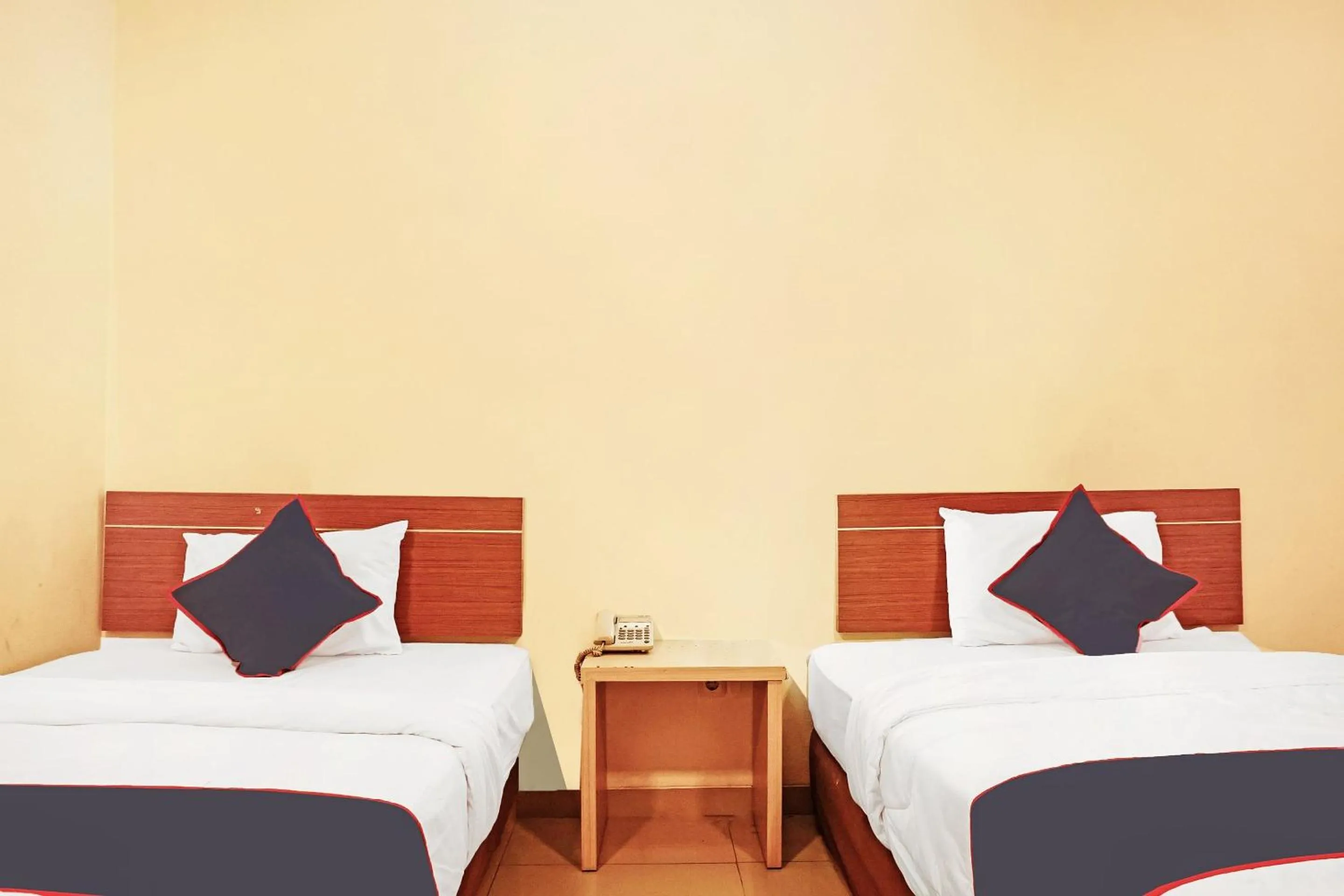 Bedroom, Bed in Collection O 91409 Hotel Fiducia Otista 153 - 157