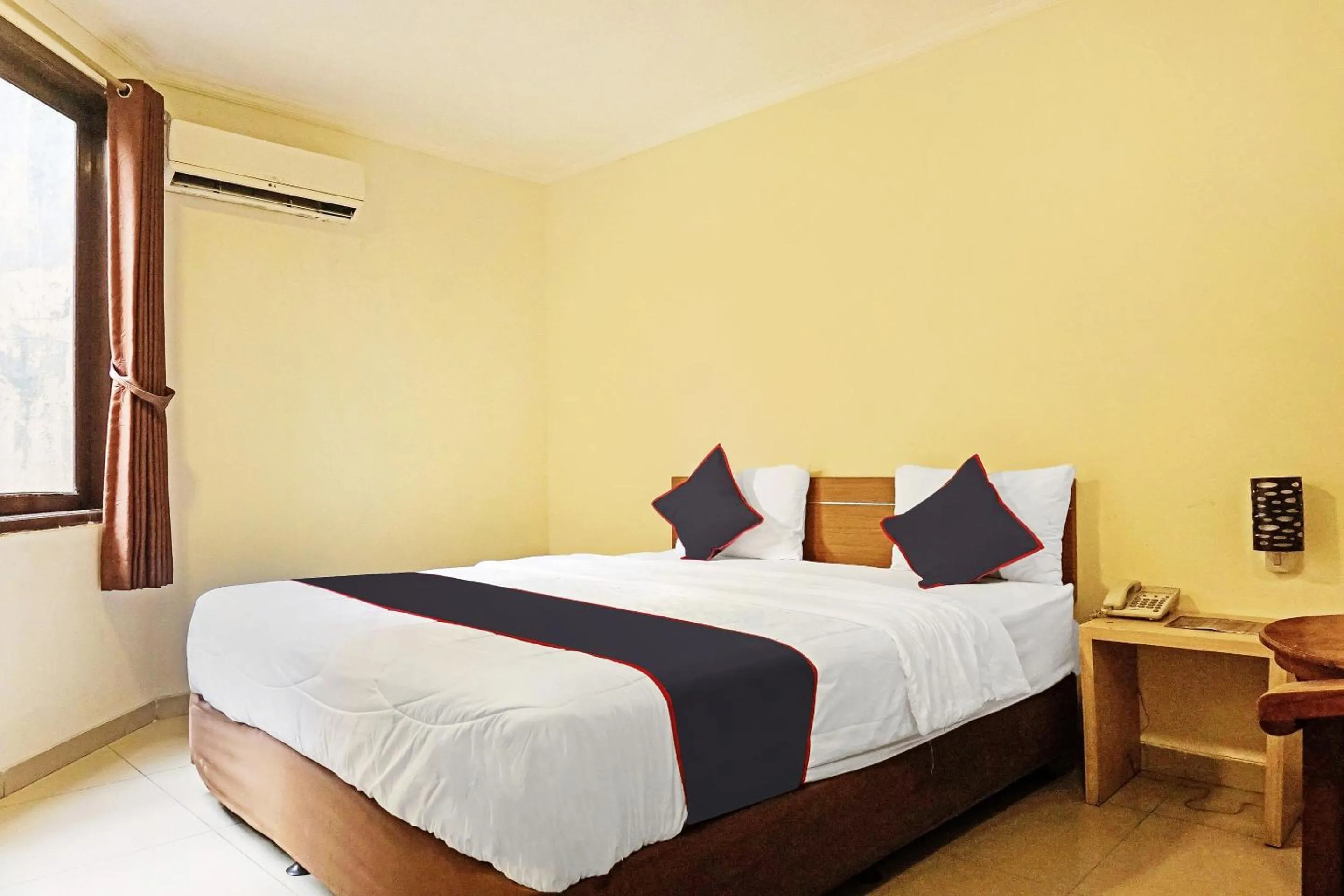 Bedroom, Bed in Collection O 91409 Hotel Fiducia Otista 153 - 157