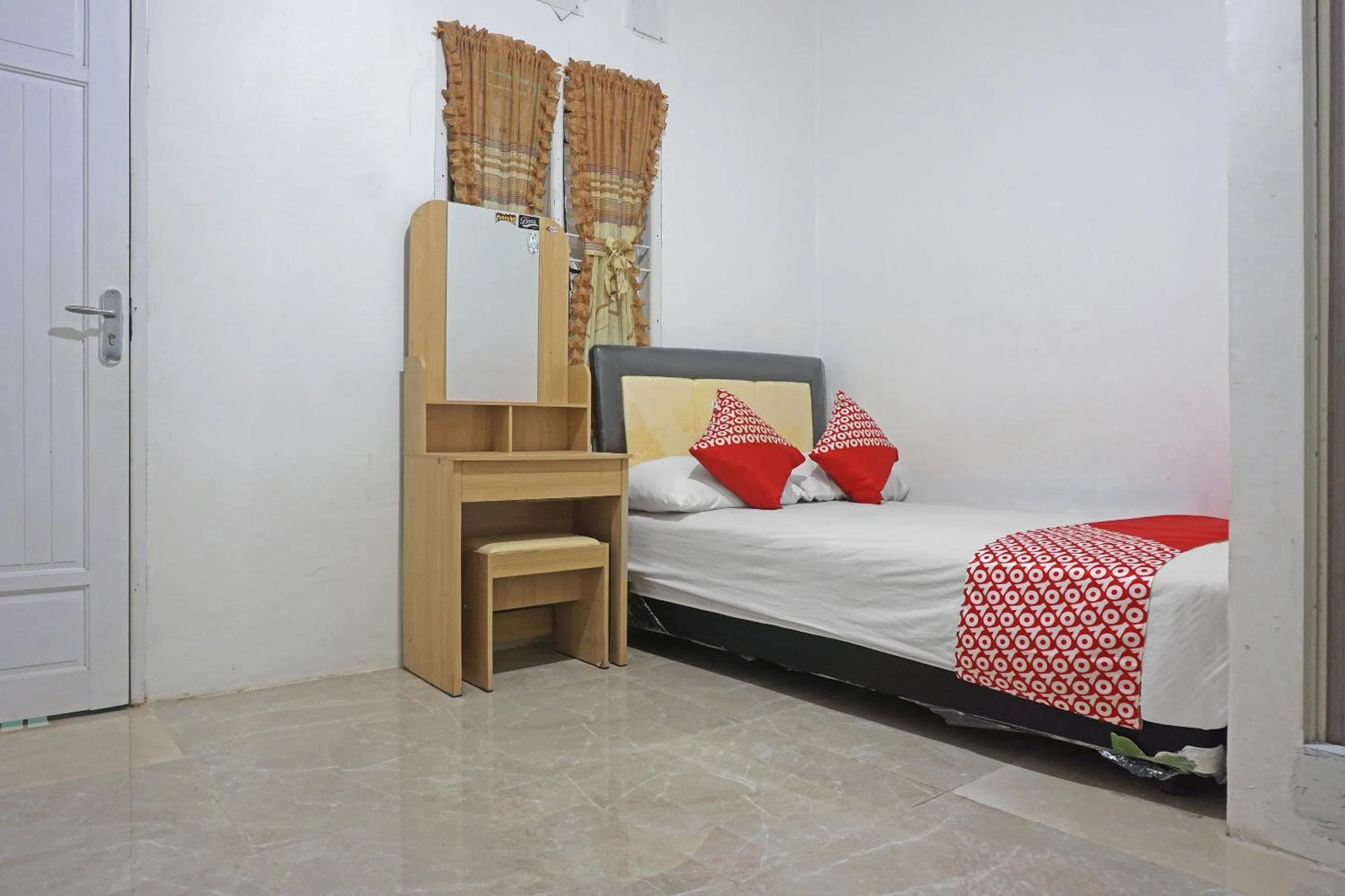 Bedroom, Bed in Hotel O Pondok Feby Makassar