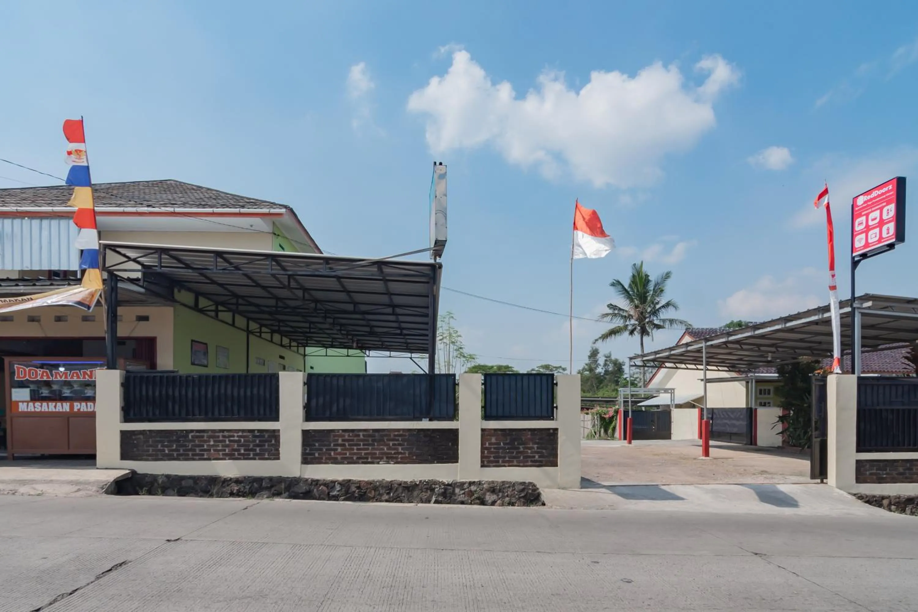 Property building in RedDoorz Syariah near Tugu Pandanwangi Cianjur