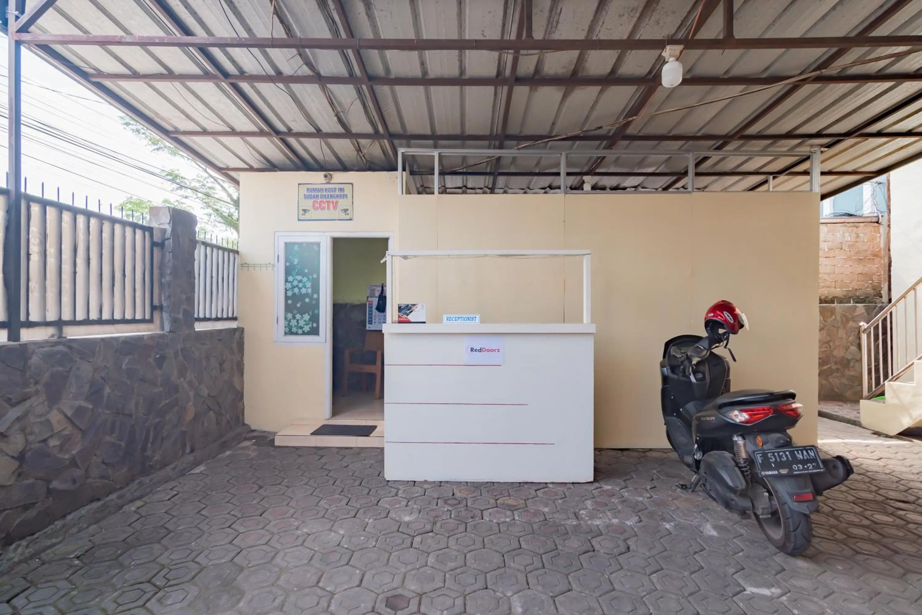 Lobby or reception in RedDoorz Syariah near Tugu Pandanwangi Cianjur