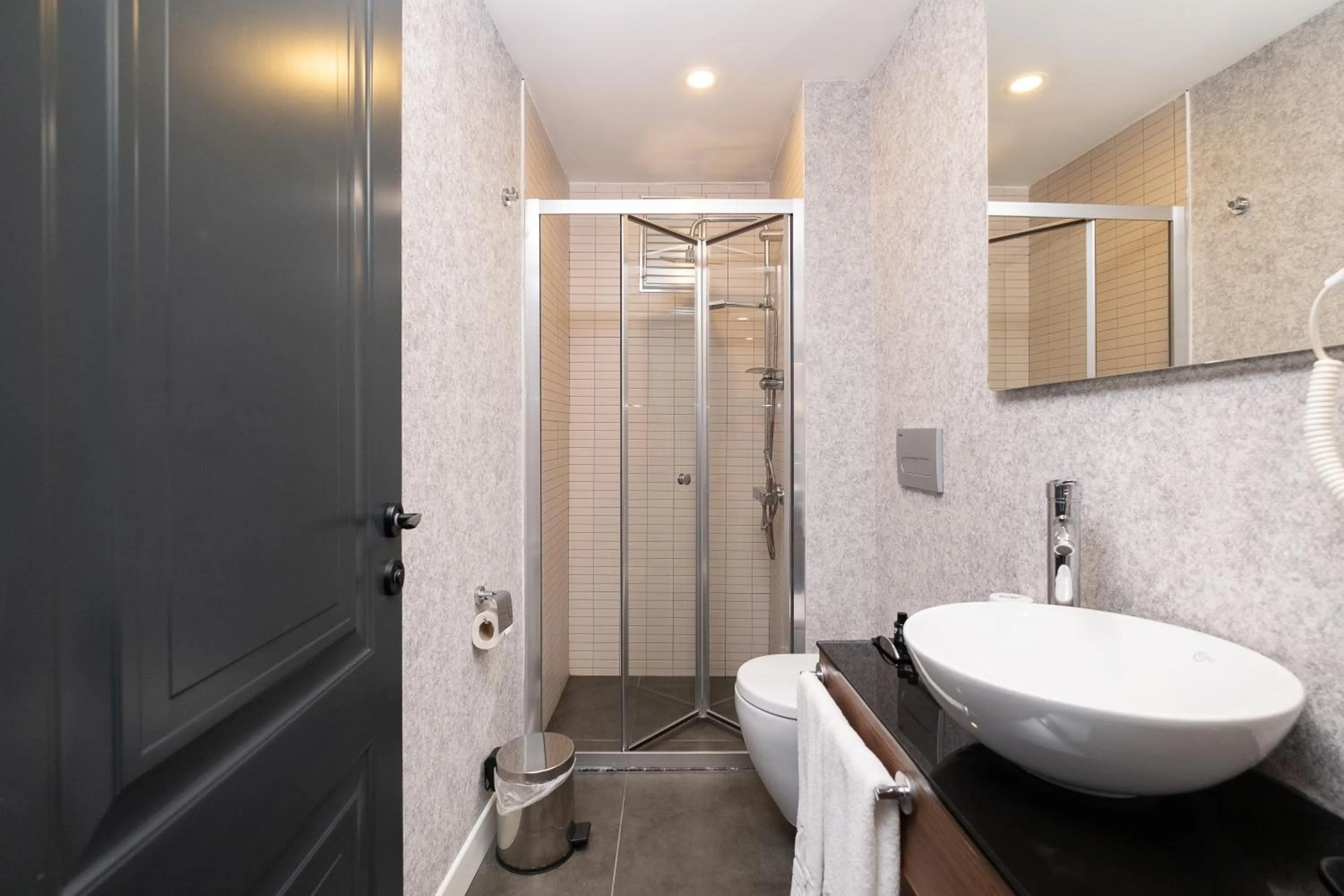 Bathroom in Askadar May Otel