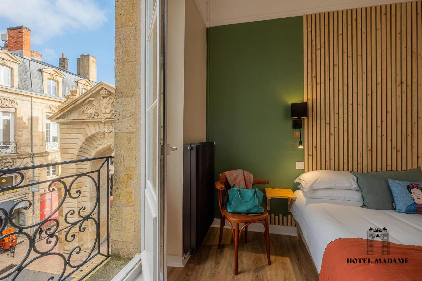 View (from property/room), Bed in Hôtel Madame