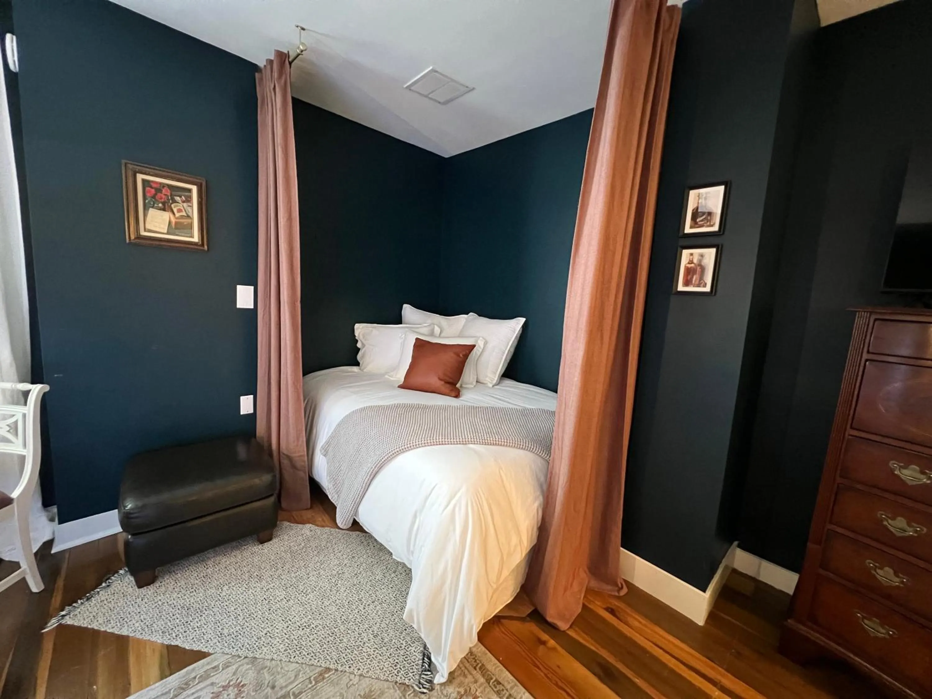 Bedroom, Bed in Rose Hill Inn