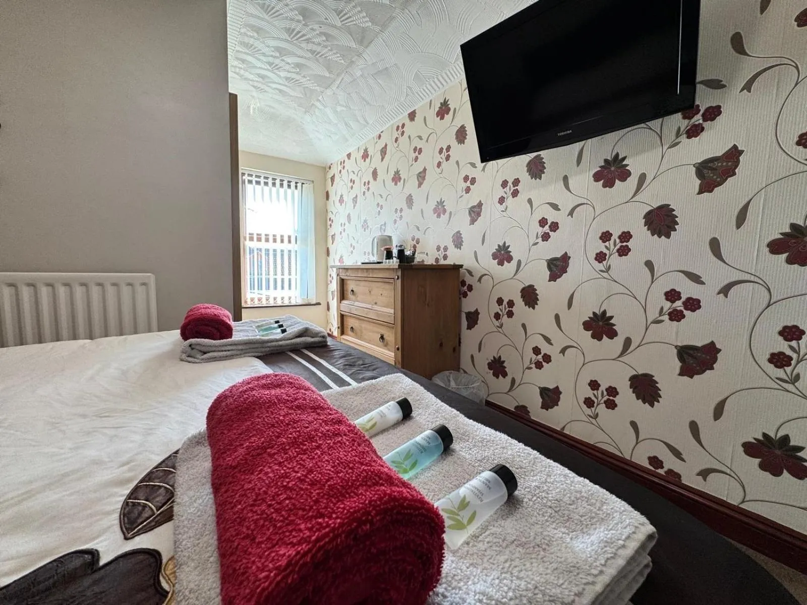 Bedroom, Bed in The Kings Head inn