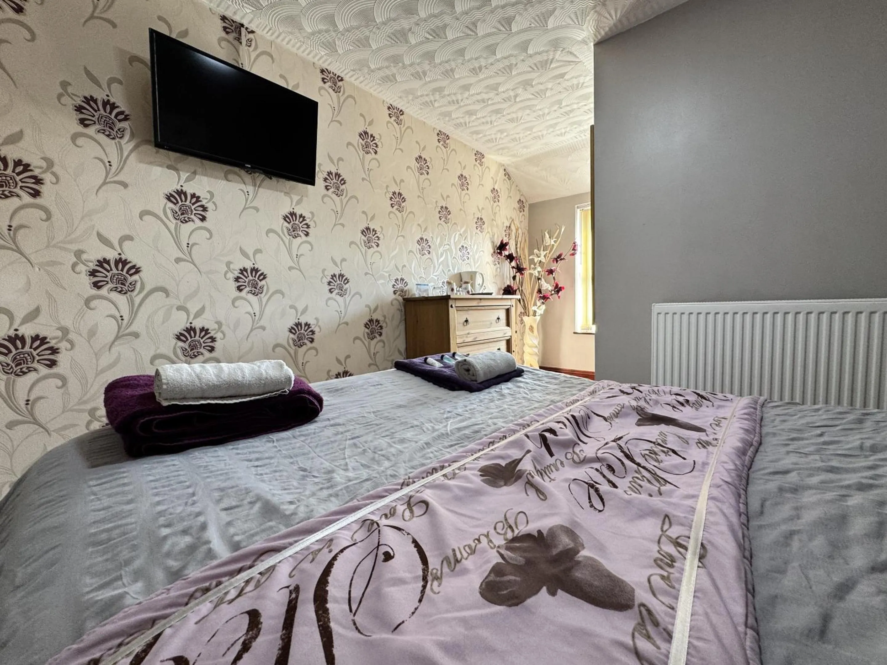 Bedroom, Bed in The Kings Head inn
