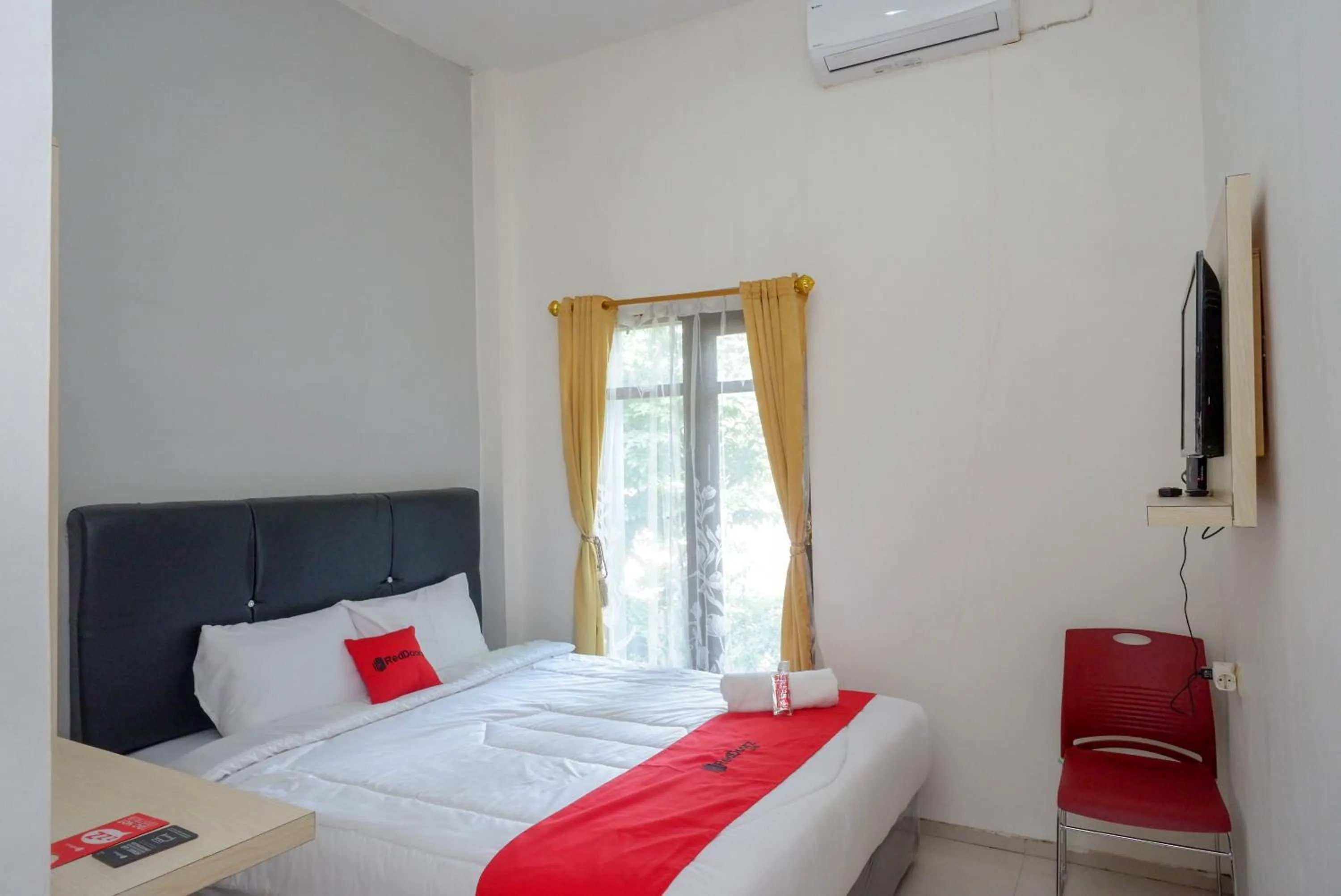 Bedroom, Bed in RedDoorz @ Kratonan Solo