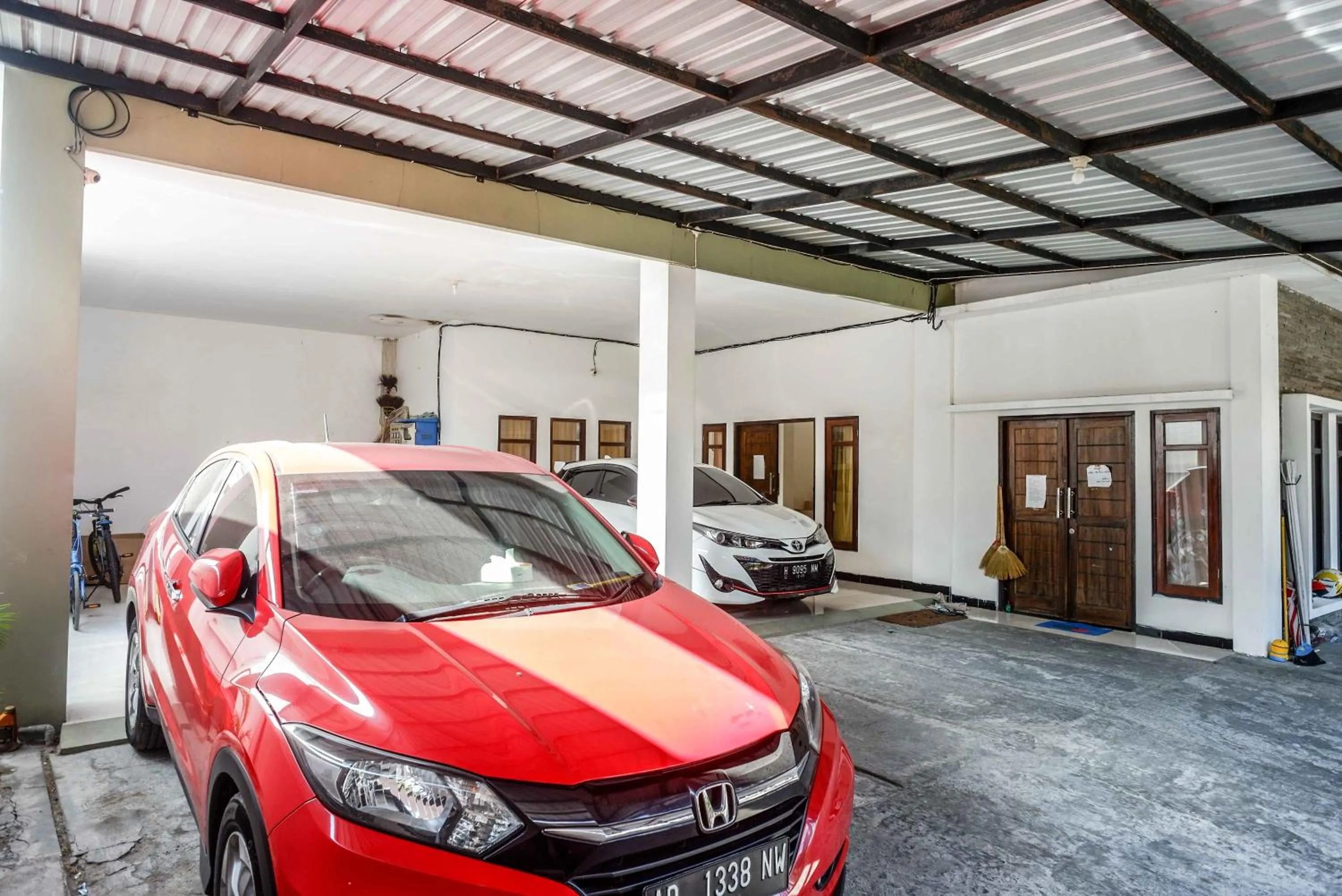 Parking in RedDoorz @ Kratonan Solo