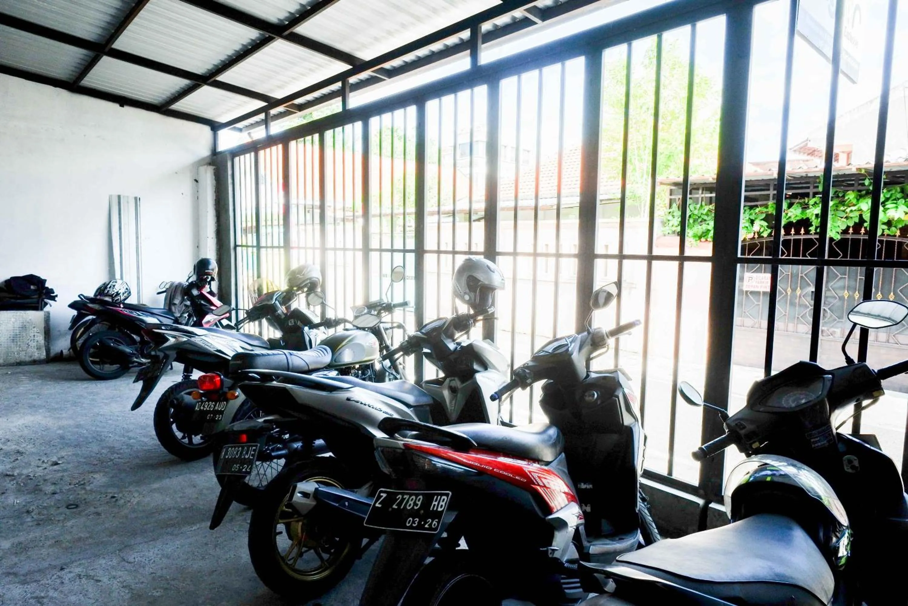 Parking in RedDoorz @ Kratonan Solo