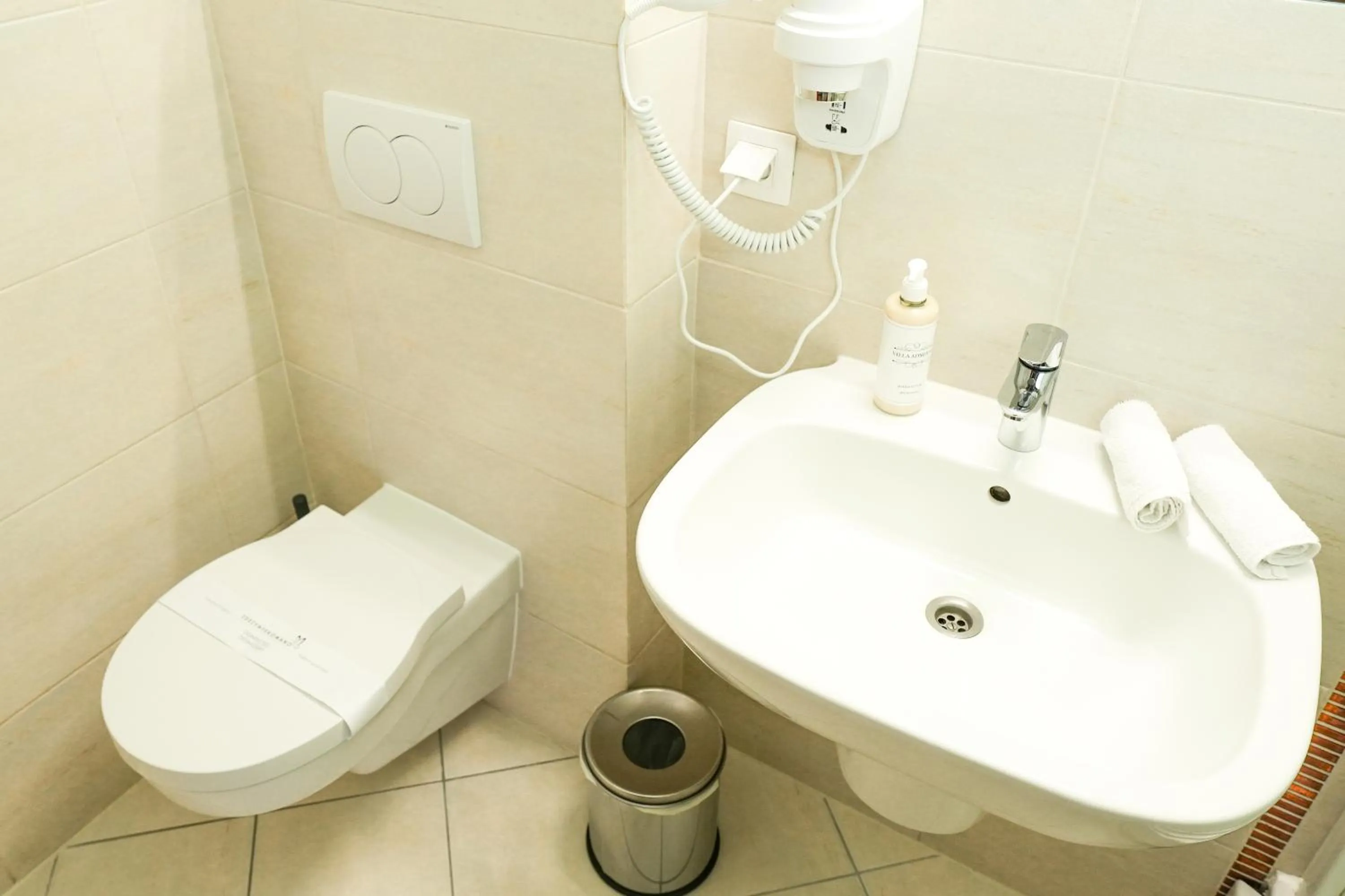 Toilet in Villa Admiral