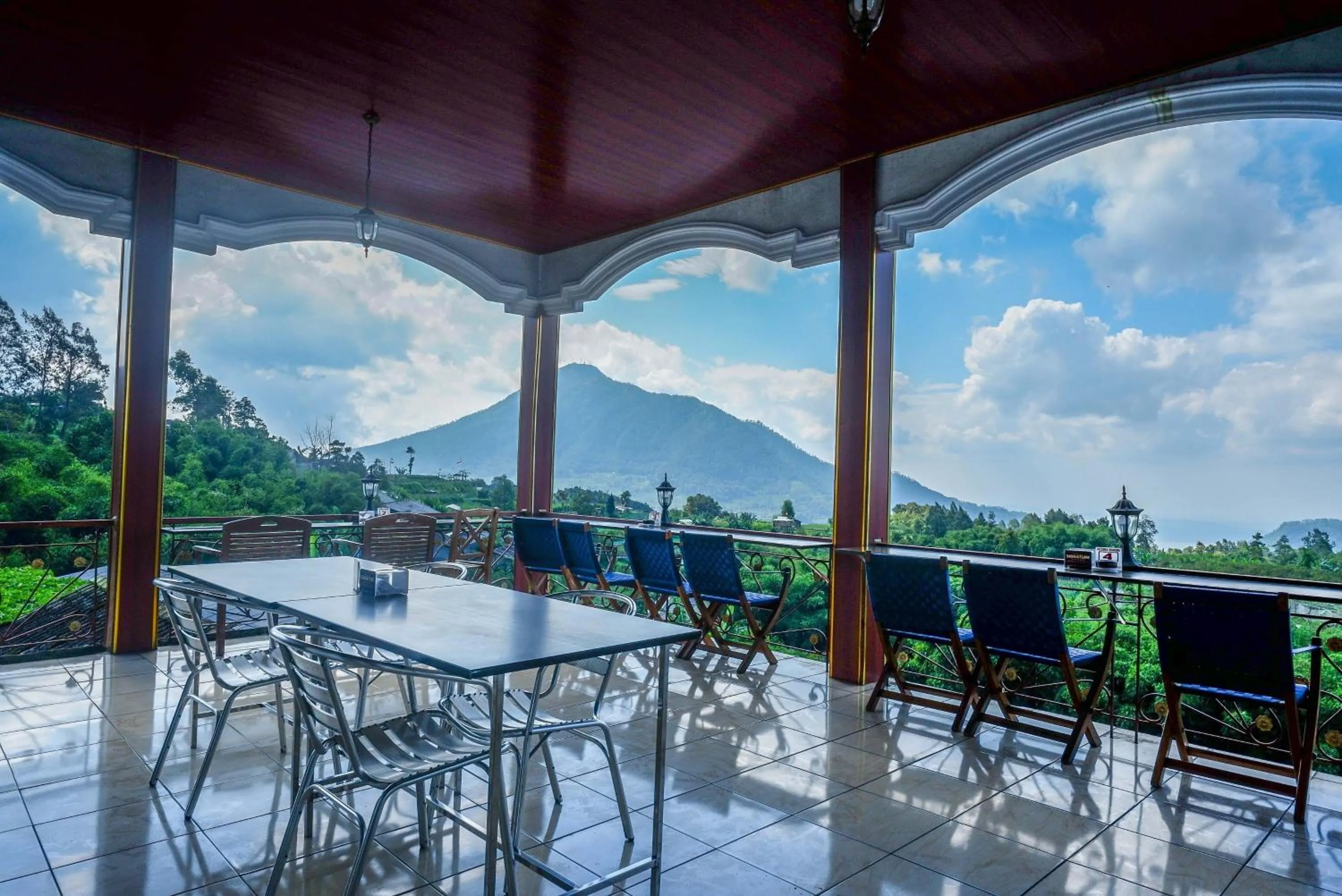 Seating area in Urbanview Hotel Mountain Palace Kopeng