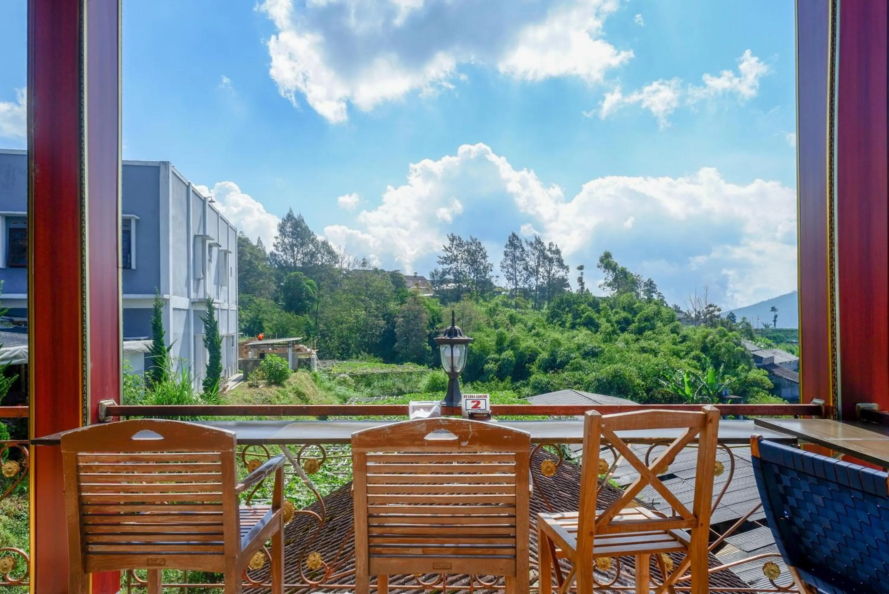 Seating area in Urbanview Hotel Mountain Palace Kopeng