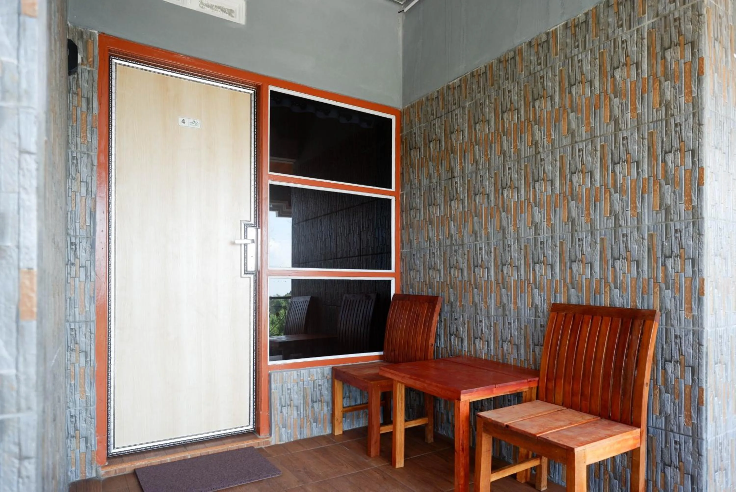 Seating area in Urbanview Hotel Mountain Palace Kopeng