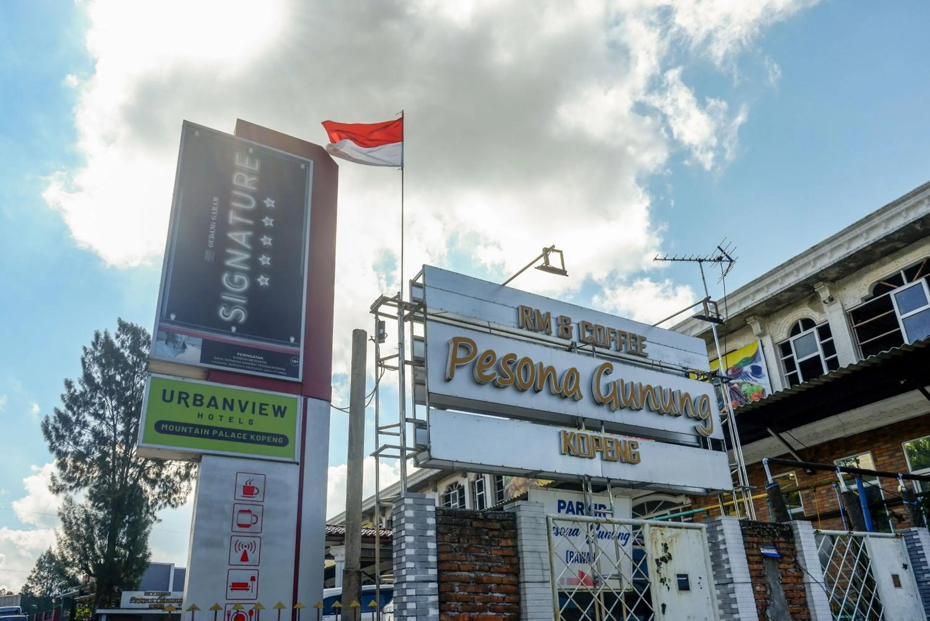 Property logo or sign in Urbanview Hotel Mountain Palace Kopeng