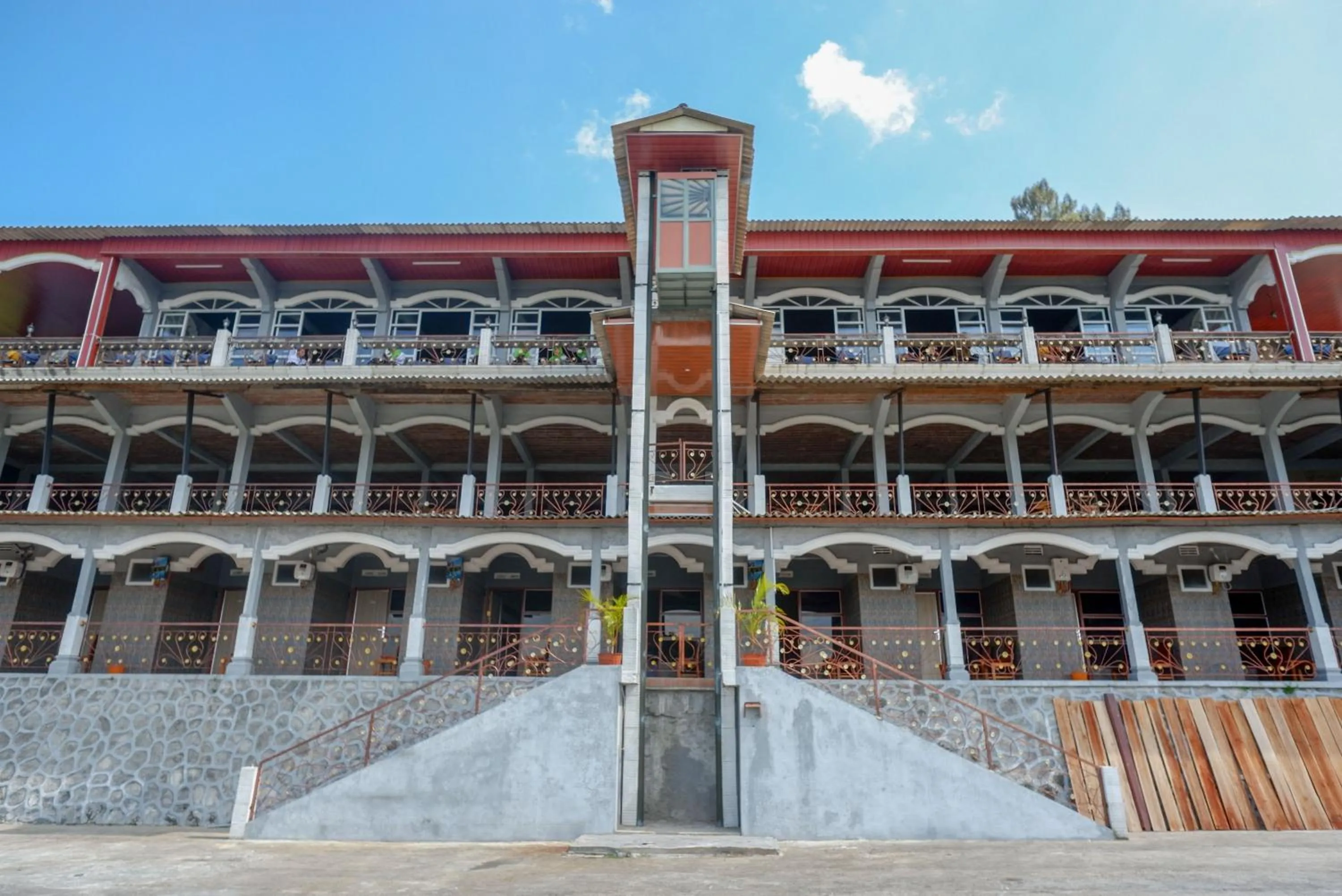 Facade/entrance in Urbanview Hotel Mountain Palace Kopeng