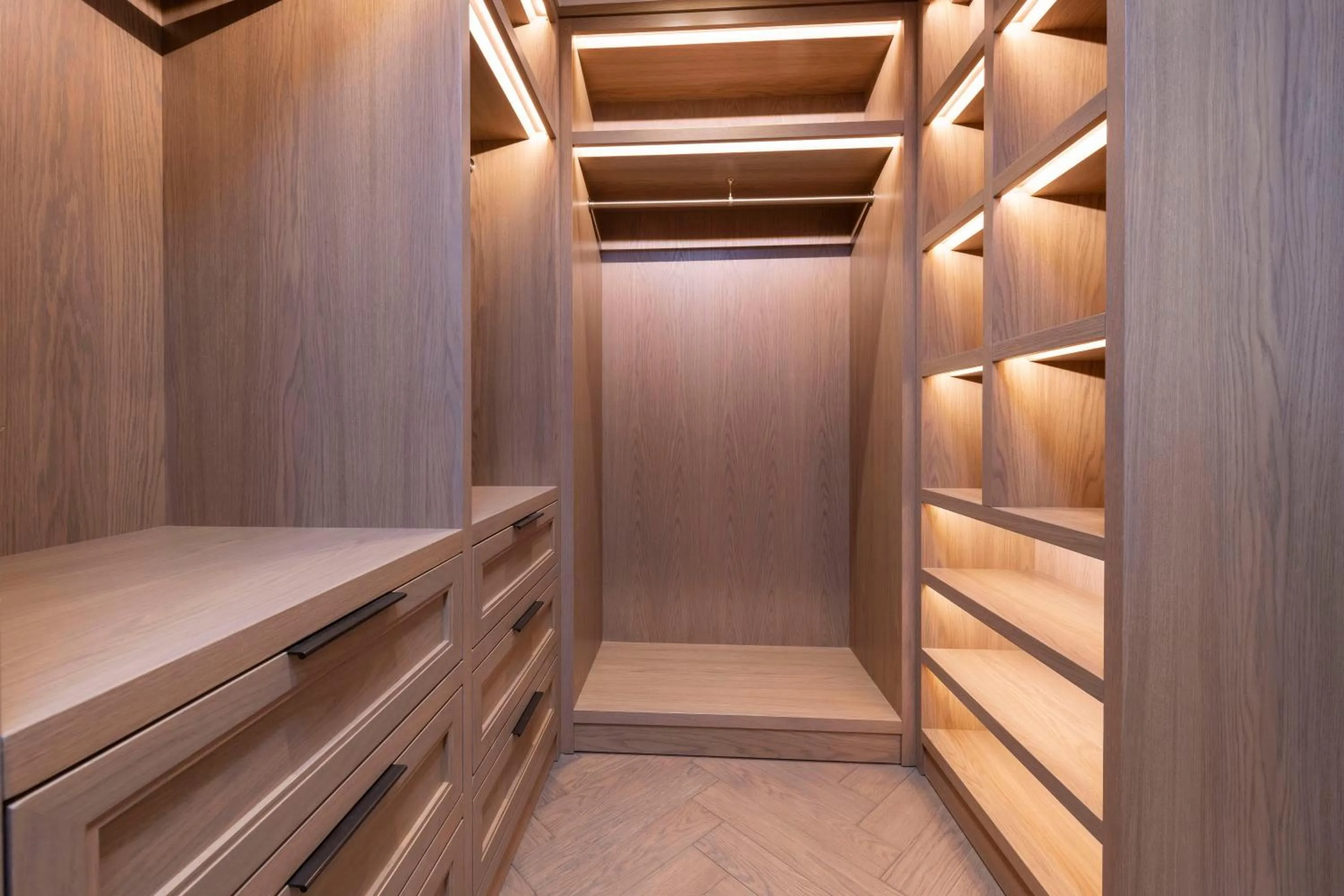 wardrobe in Covent Garden Piazza by Stayo