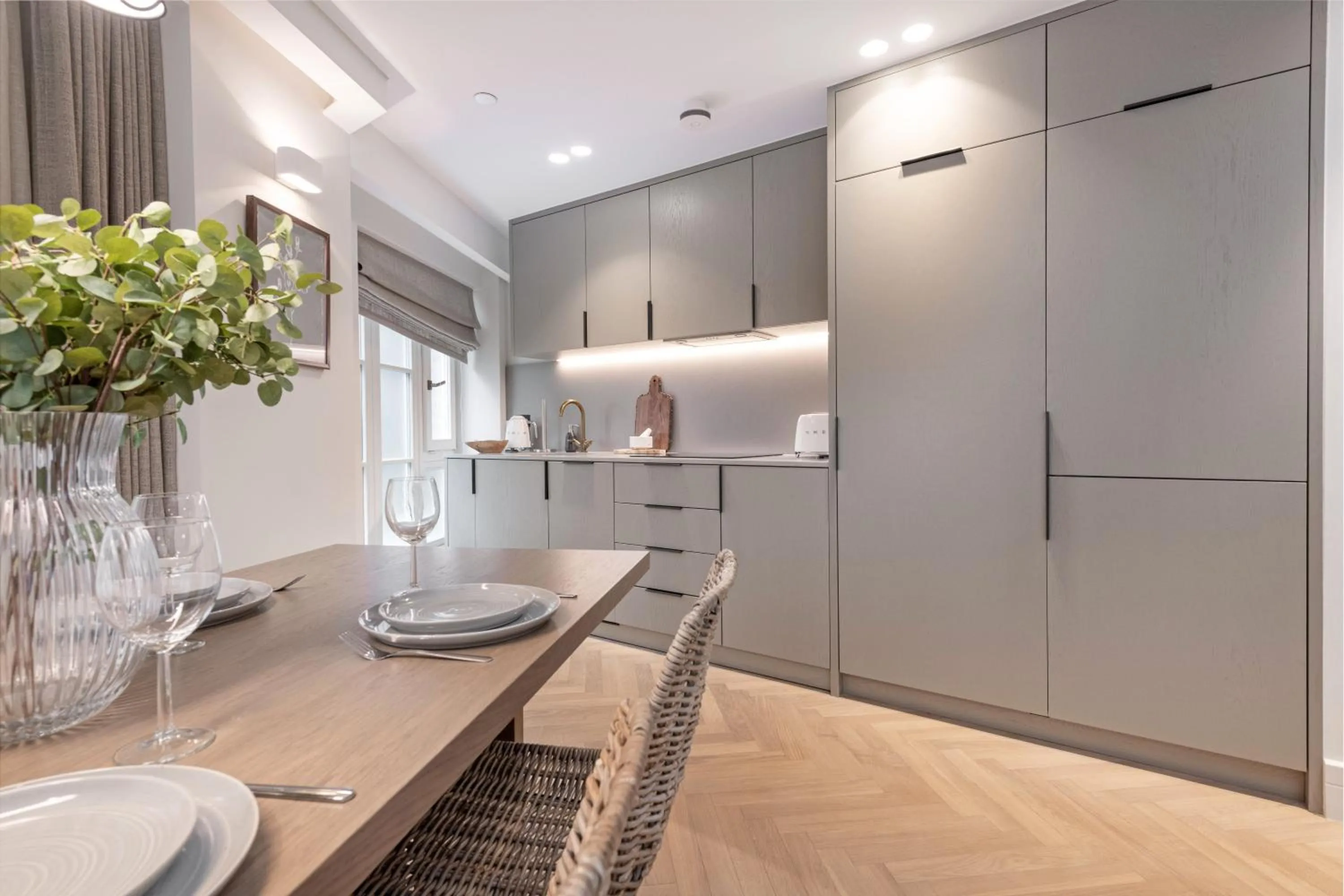 Kitchen or kitchenette in Covent Garden Piazza by Stayo