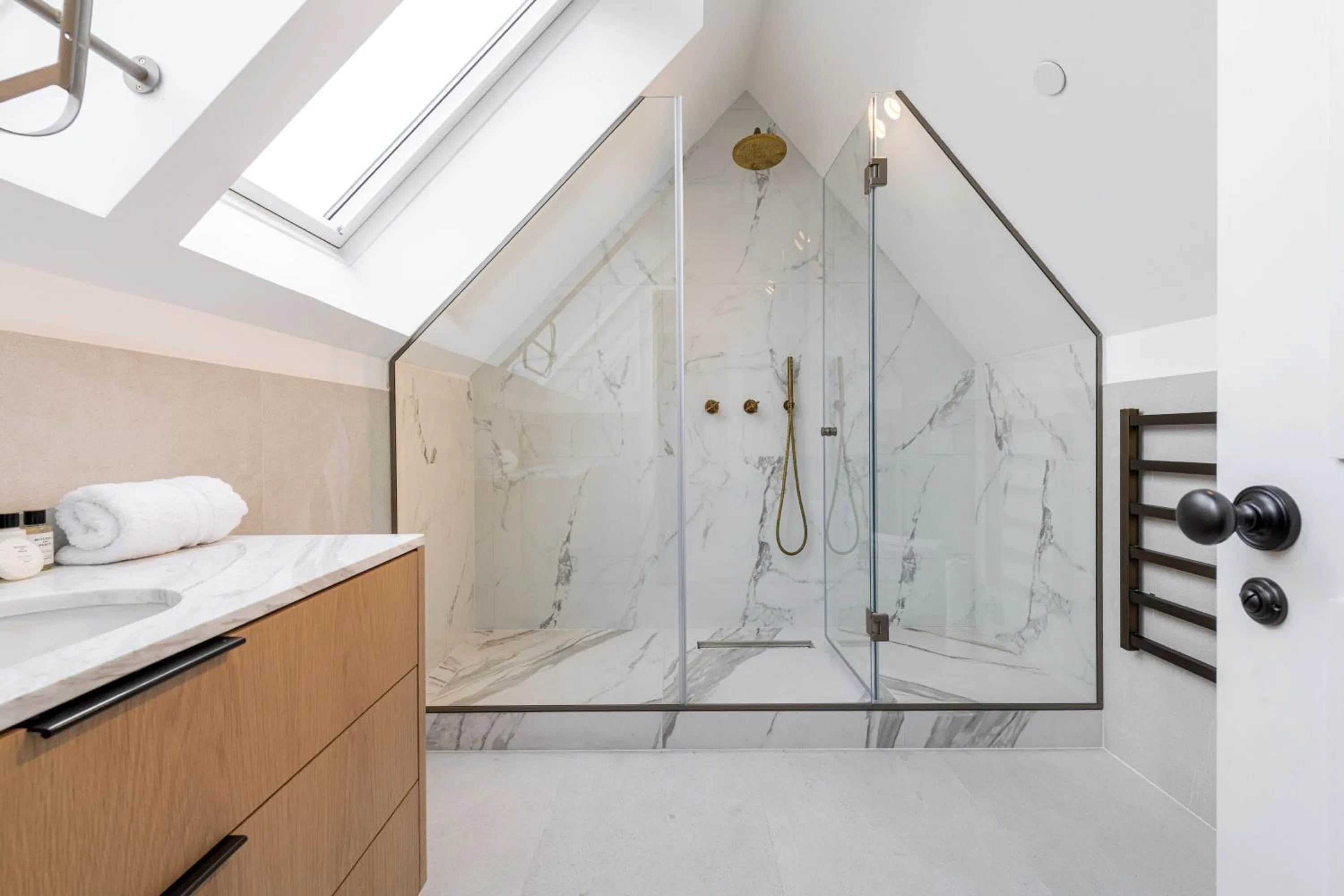 Bathroom in Covent Garden Piazza by Stayo