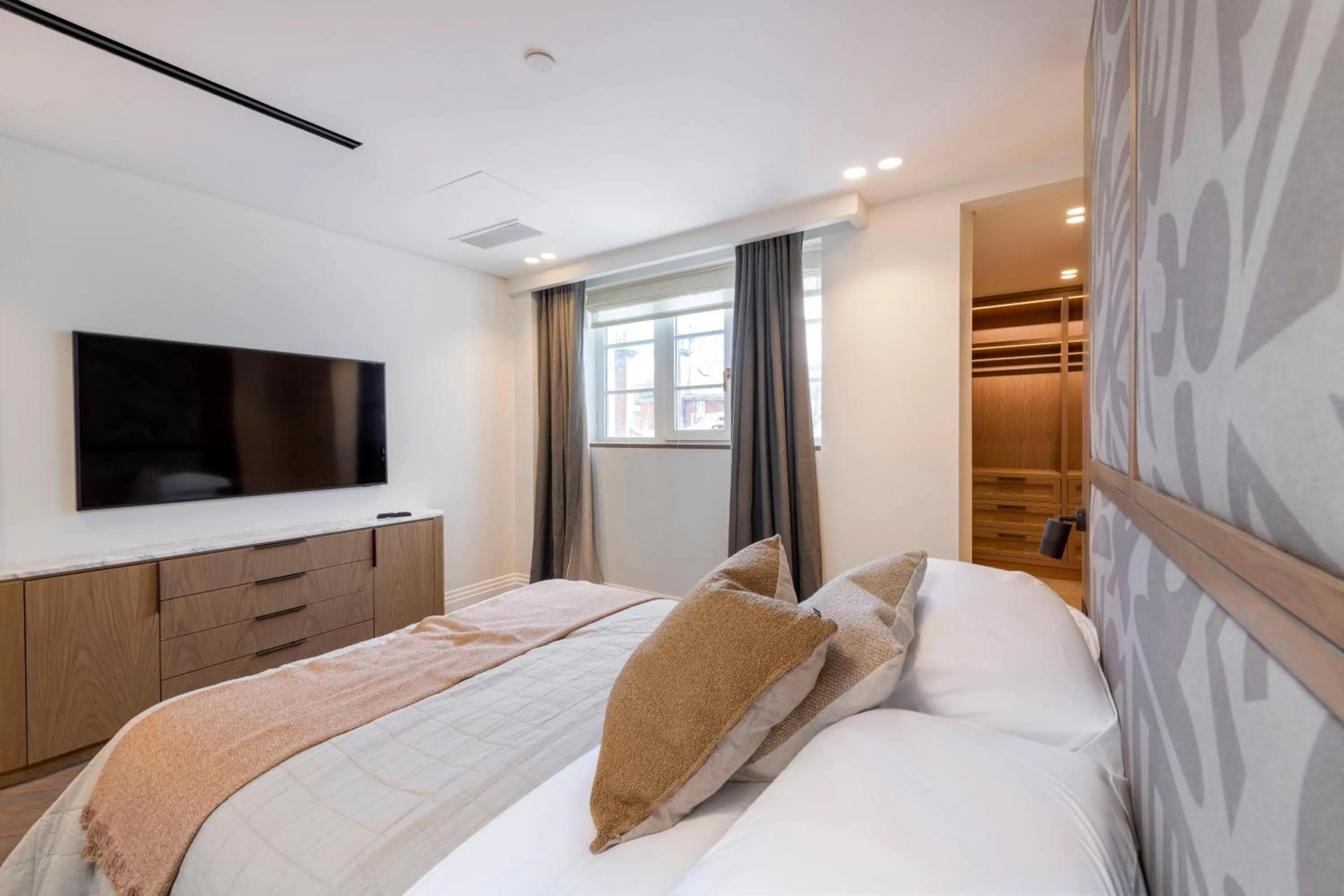 Bedroom in Covent Garden Piazza by Stayo