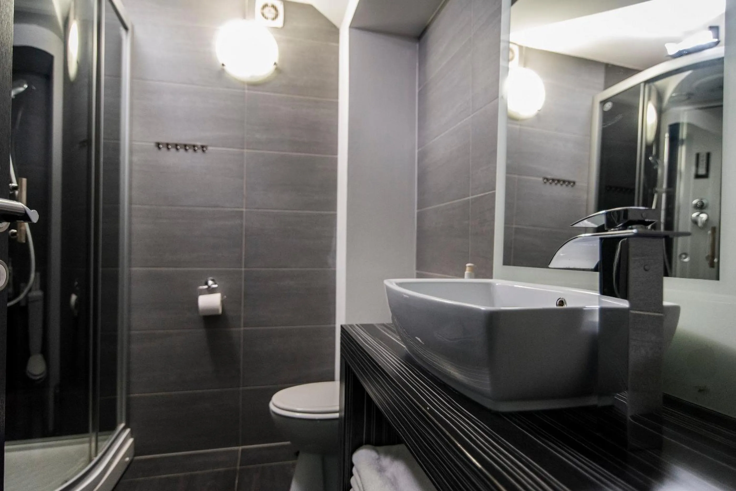 Toilet in Hotel Cool Zagreb Airport