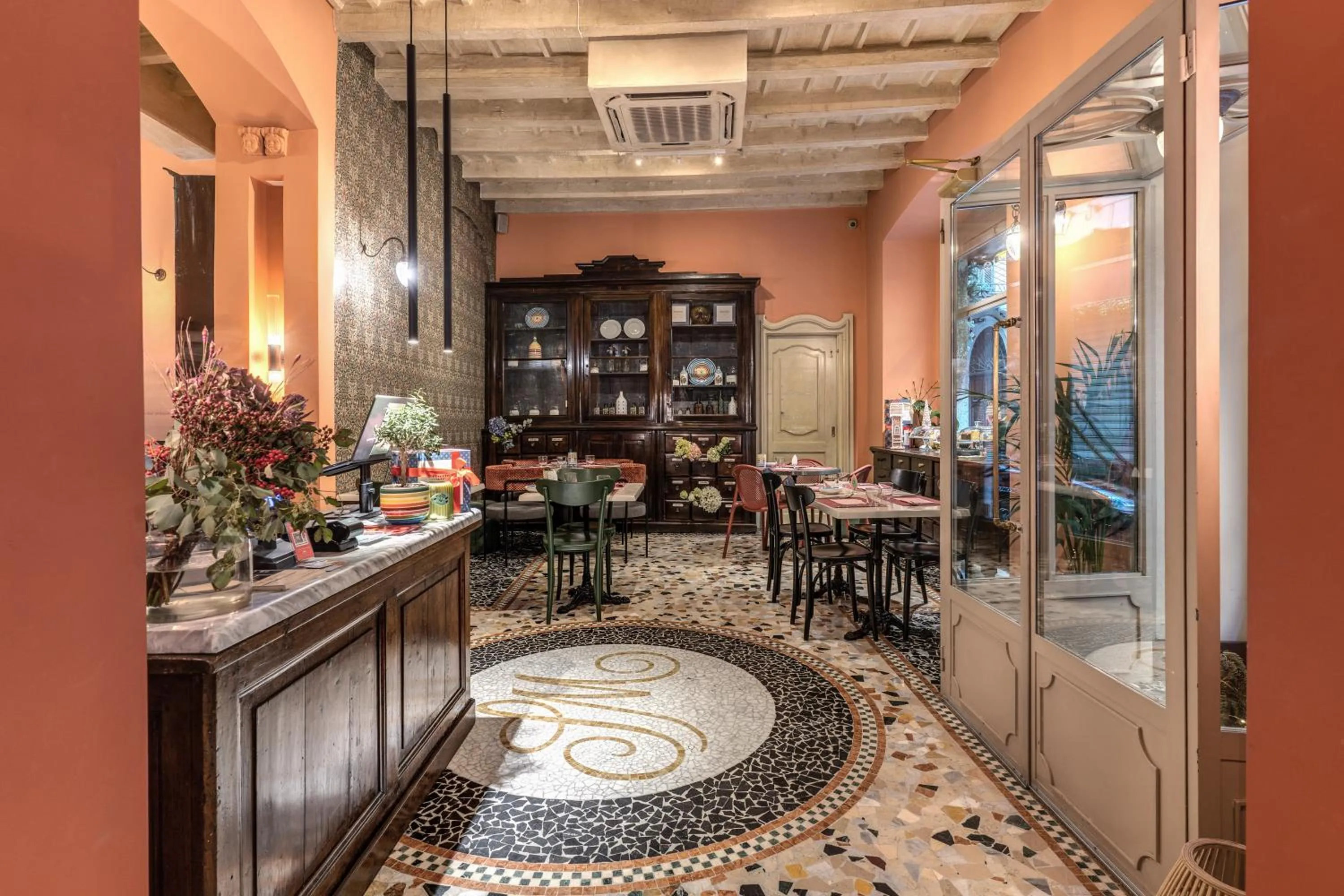 Restaurant/places to eat in Hotel Santa Marta Suites