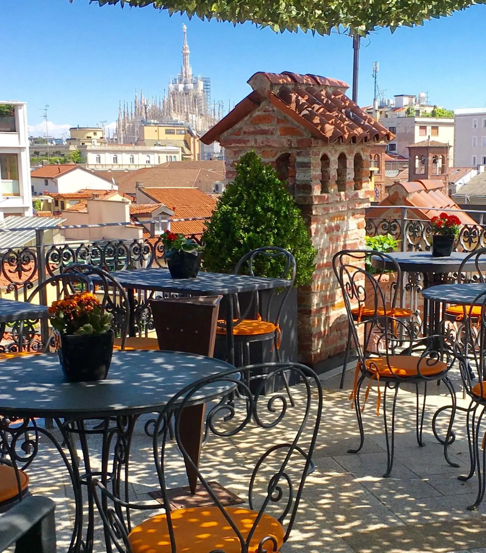 Restaurant/places to eat in Hotel Santa Marta Suites