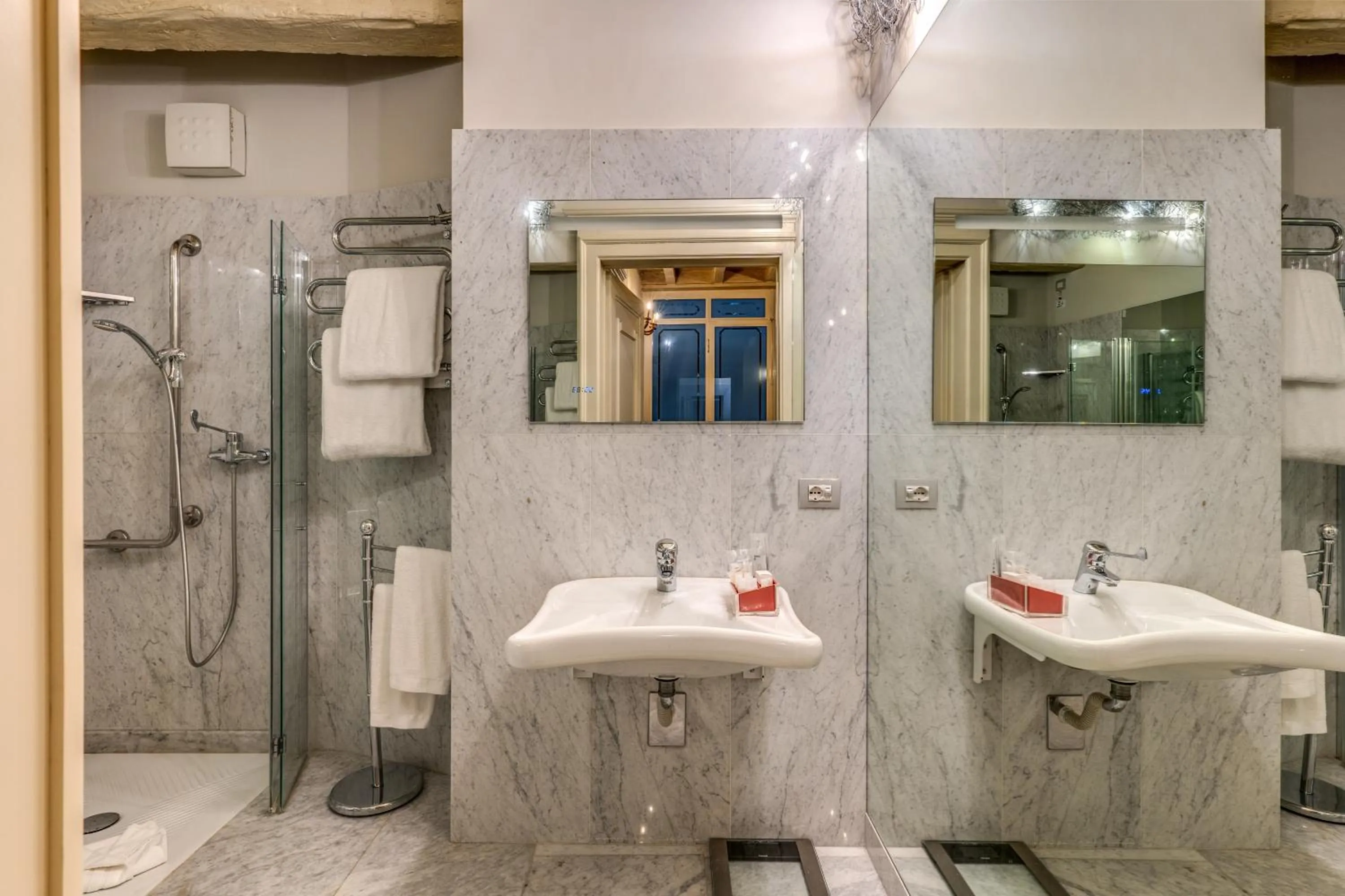 Shower in Hotel Santa Marta Suites