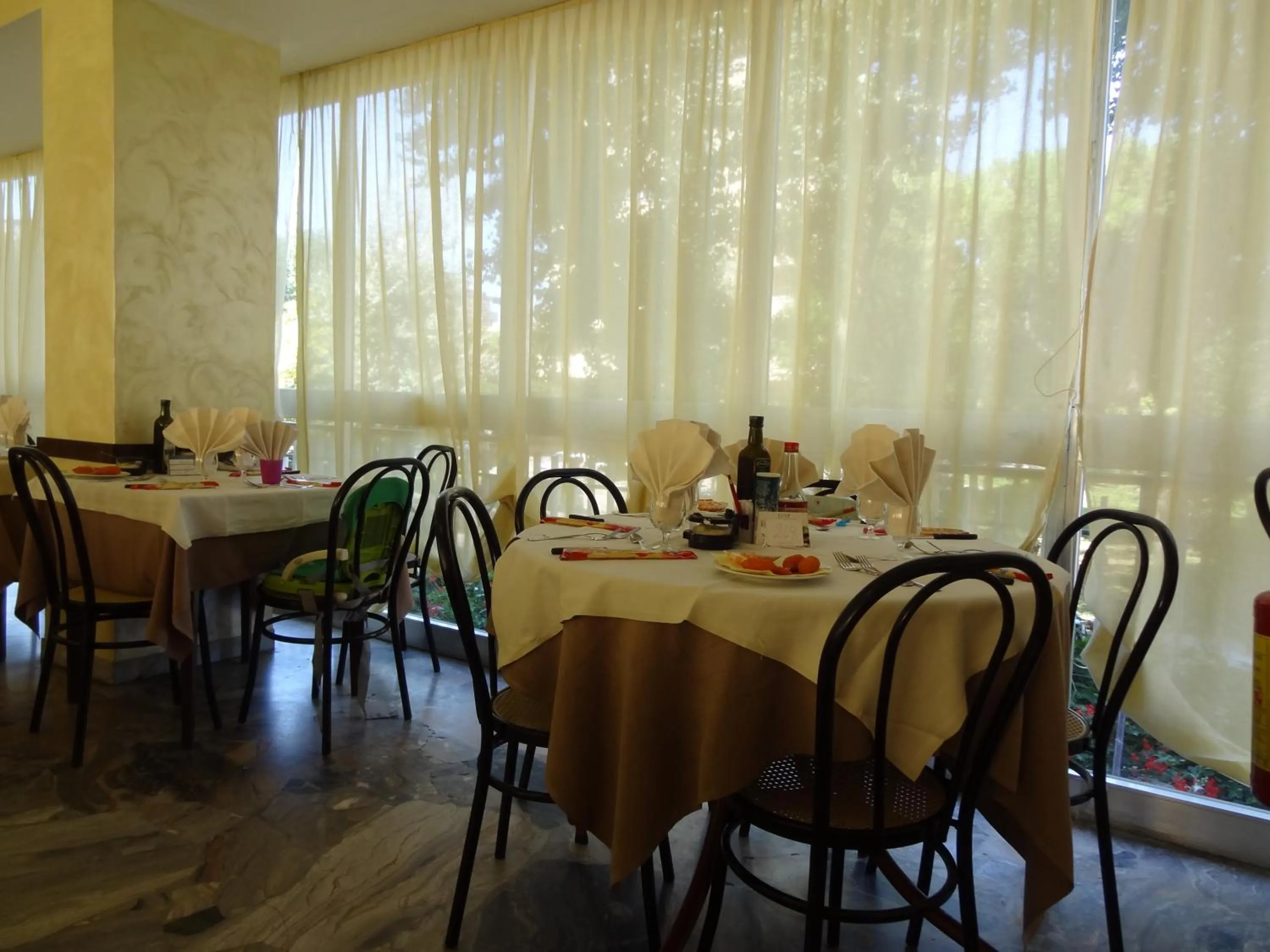 Restaurant/places to eat in Hotel Jumbo