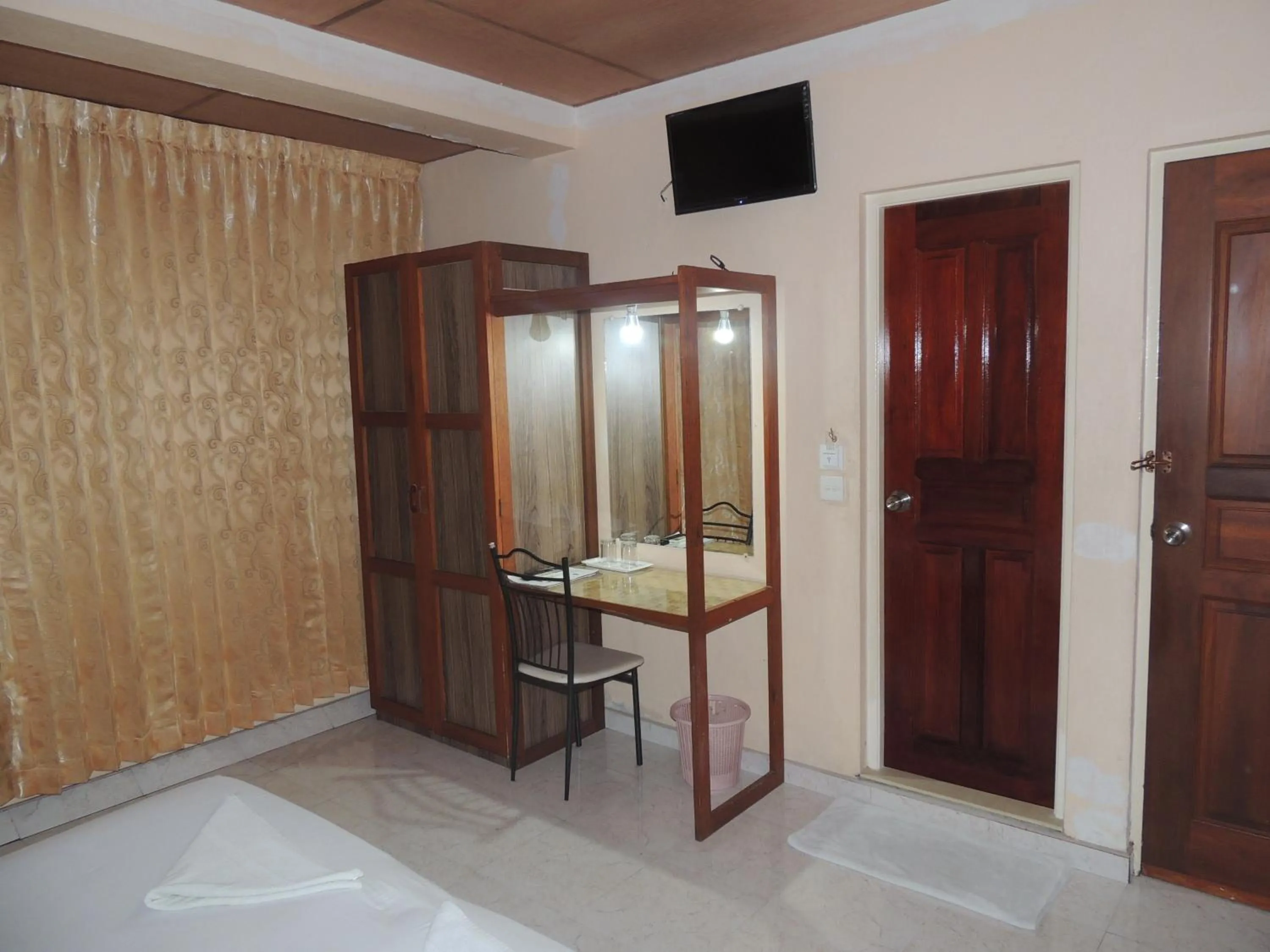 Photo of the whole room in Off Day Inn