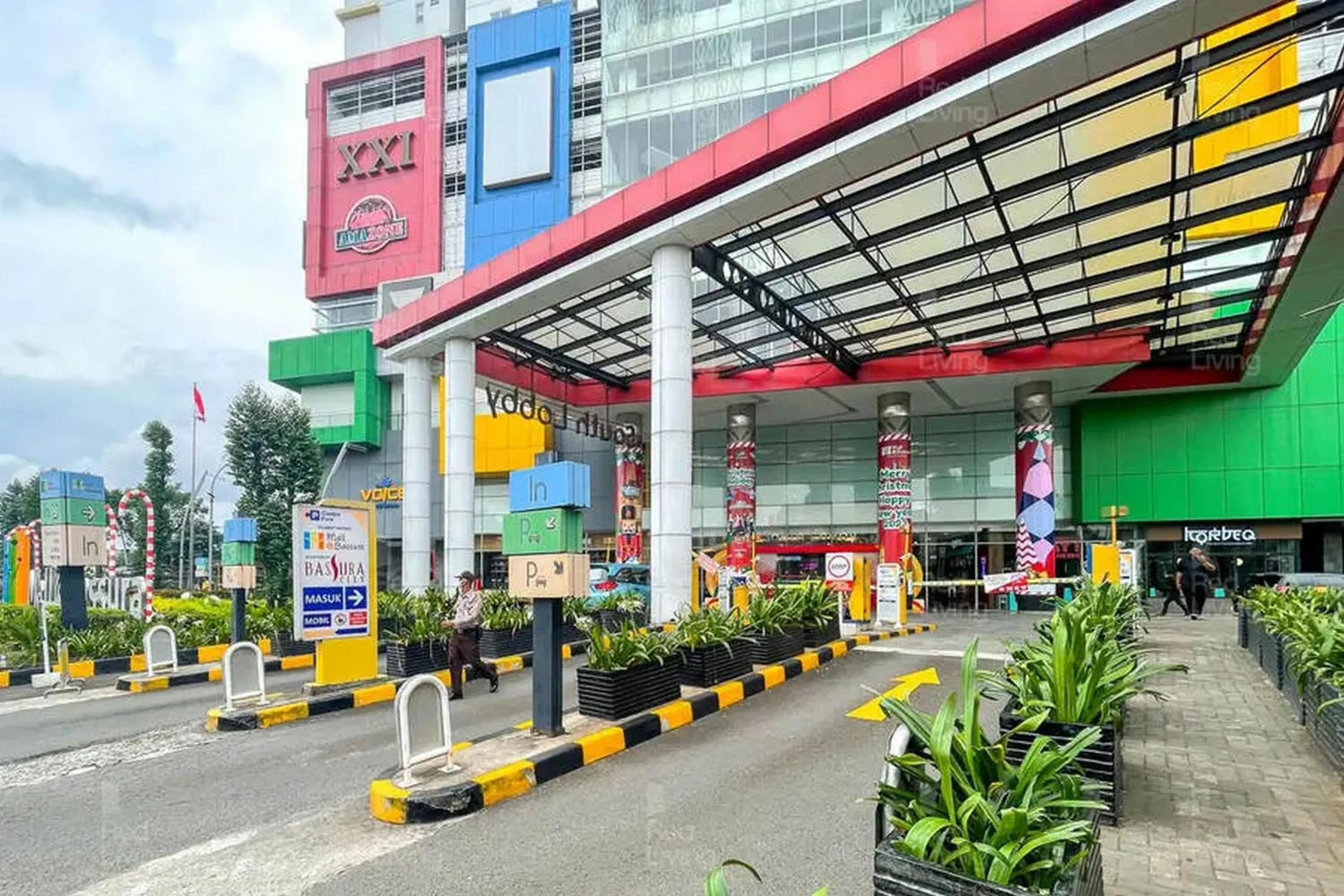 Property building in RedLiving Apartemen Bassura City - Byrin Property Tower Heliconia