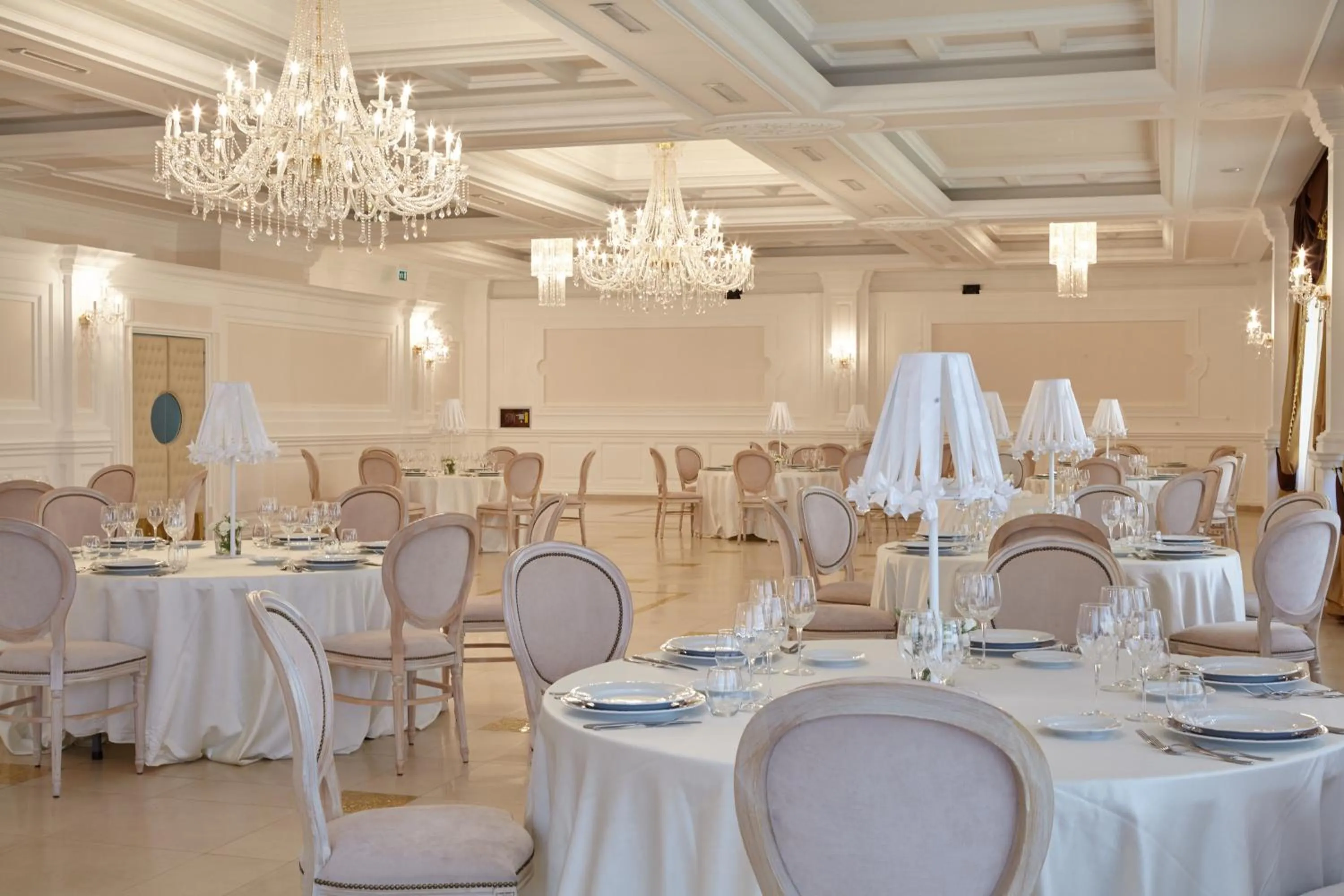 Restaurant/places to eat in Hotel Lemi